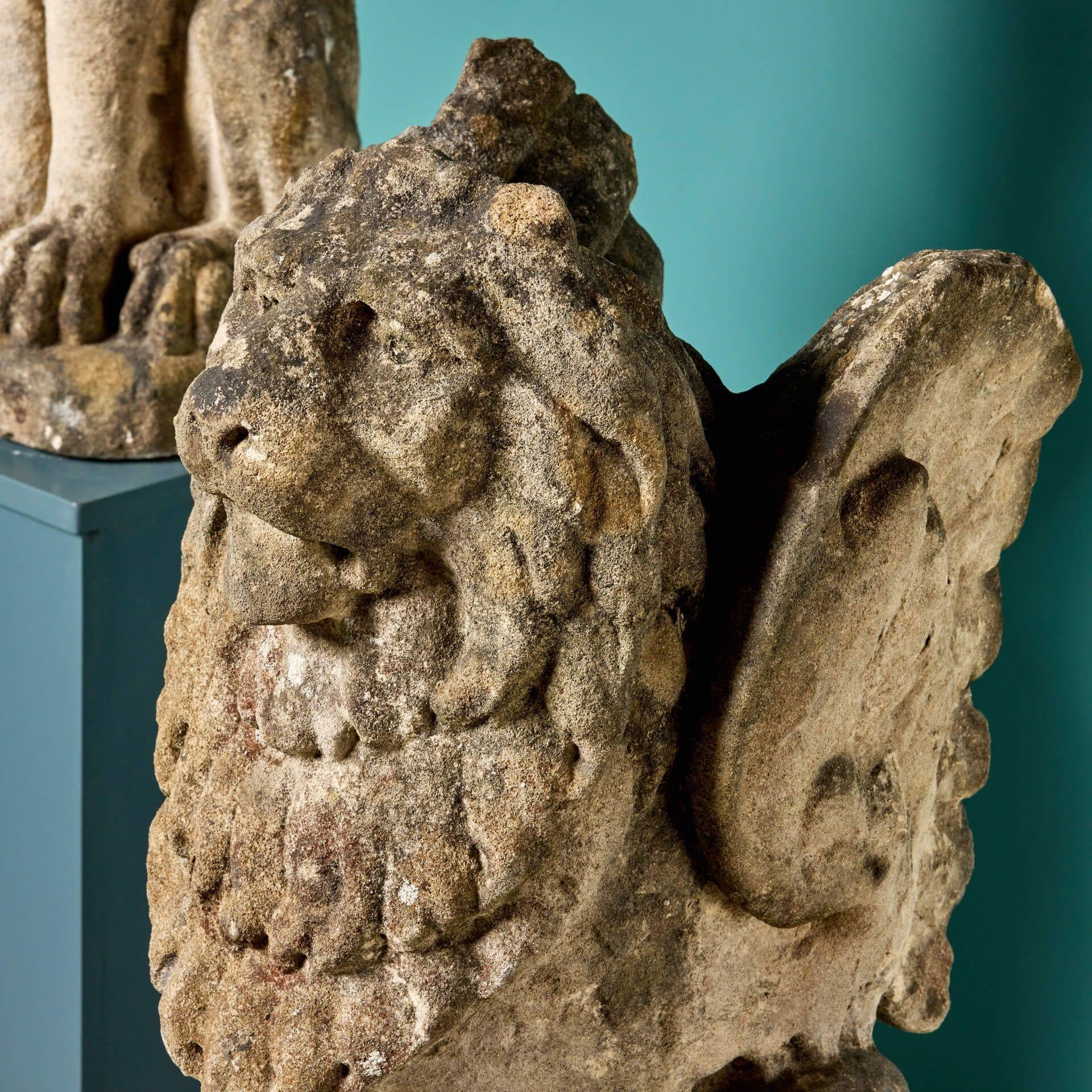 Seltenes Paar geflügelter Löwenstatuen aus natürlichem Kalkstein (19. Jahrhundert) im Angebot