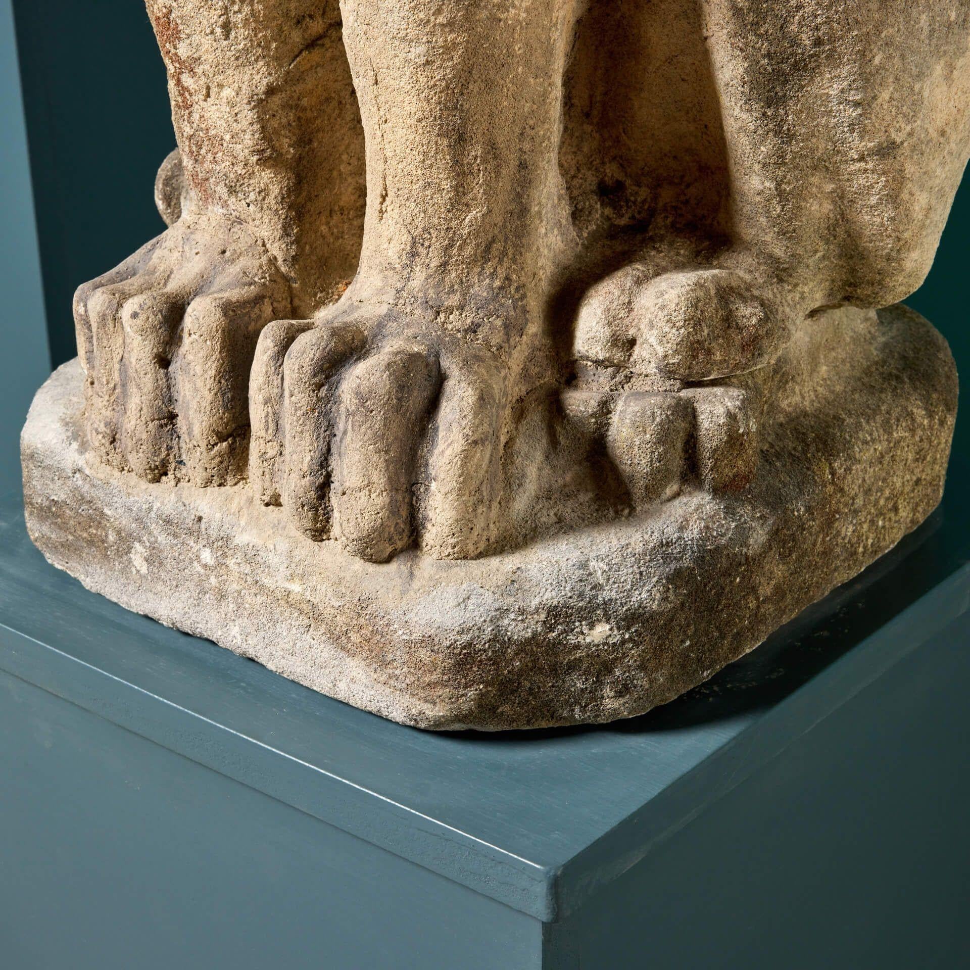 Seltenes Paar geflügelter Löwenstatuen aus natürlichem Kalkstein (Stein) im Angebot