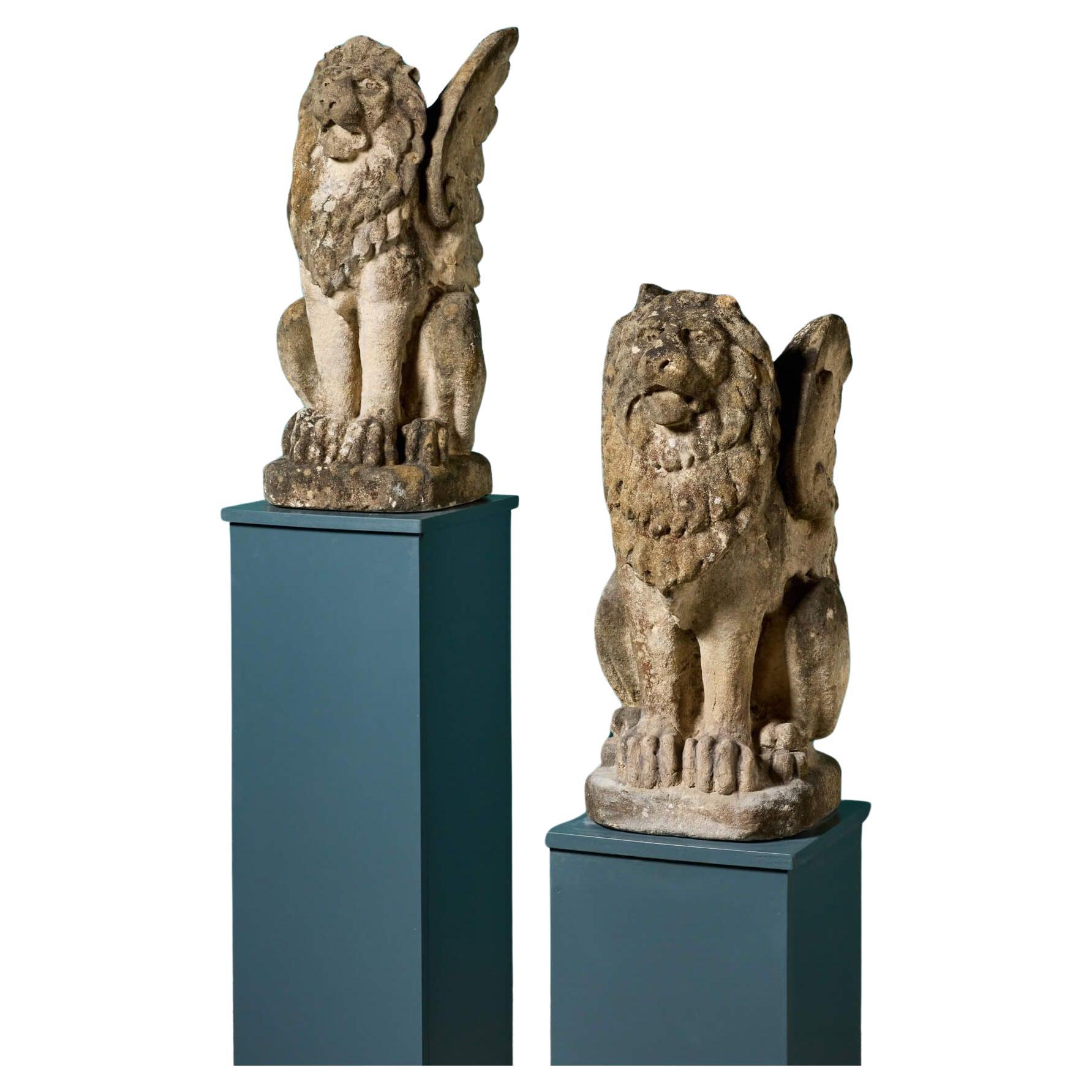 Seltenes Paar geflügelter Löwenstatuen aus natürlichem Kalkstein