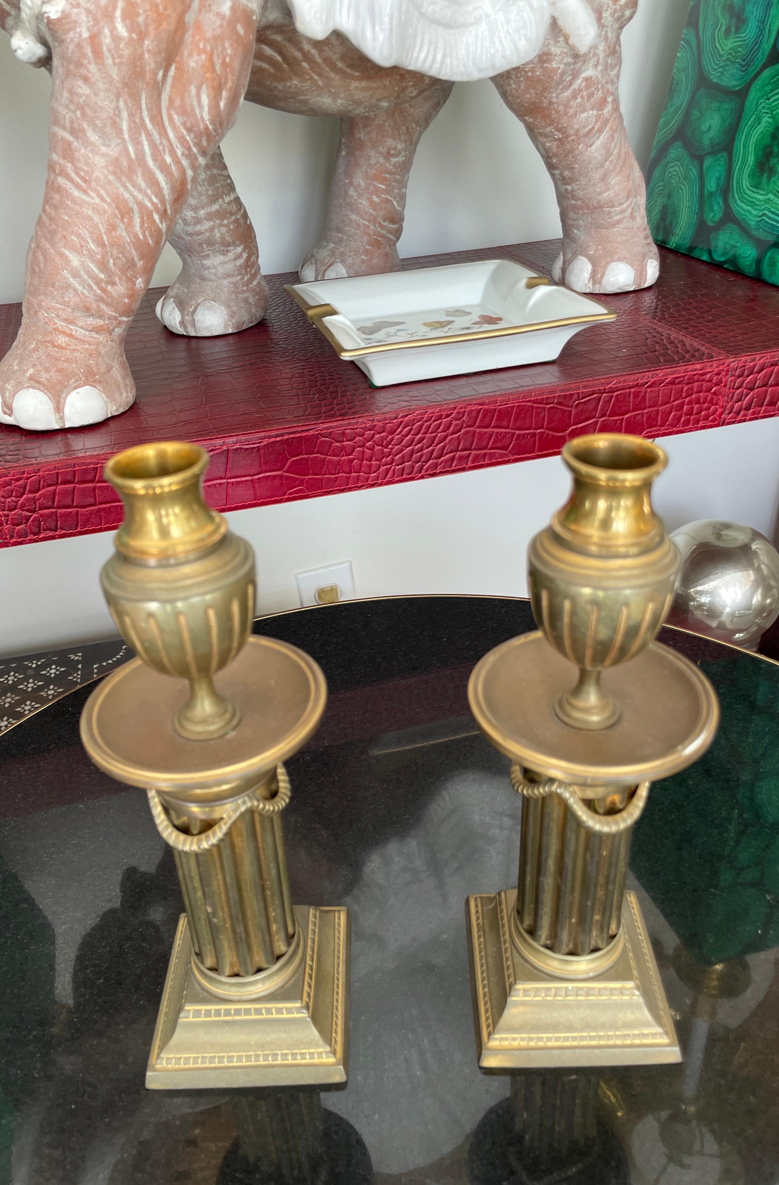 Néoclassique Rare paire de chandeliers en forme d'urne en laiton de style néoclassique en vente