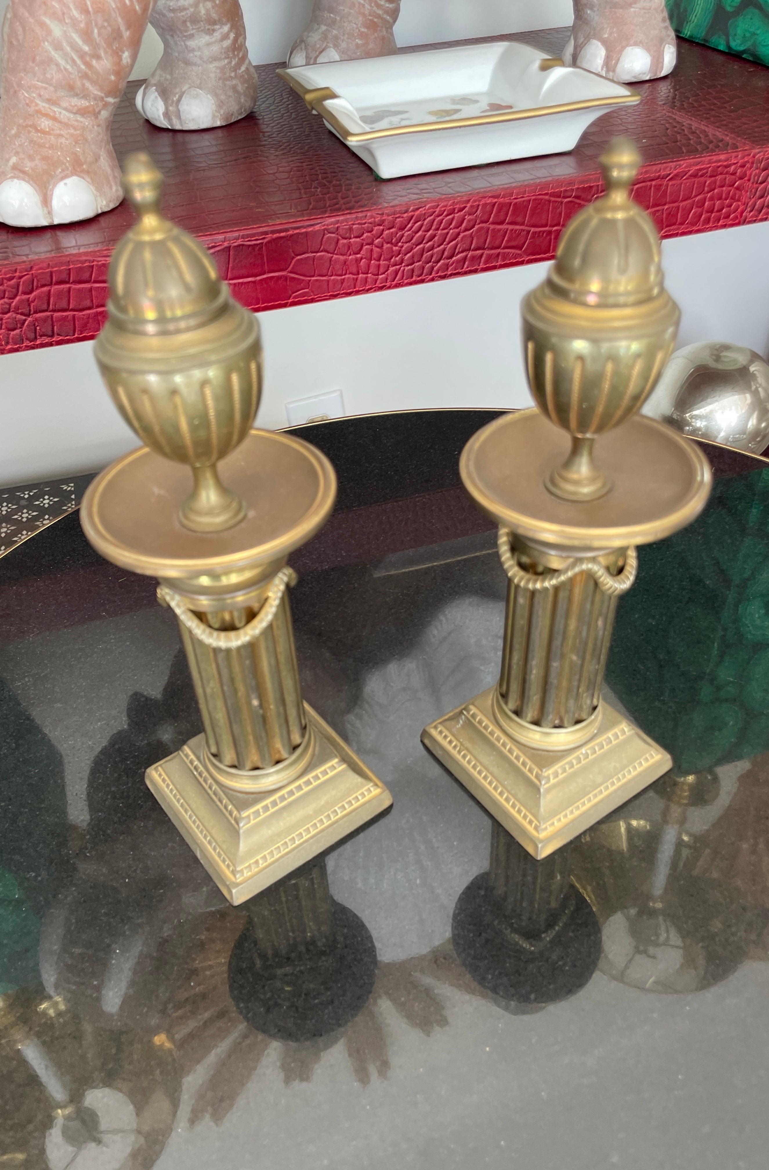 italien Rare paire de chandeliers en forme d'urne en laiton de style néoclassique en vente