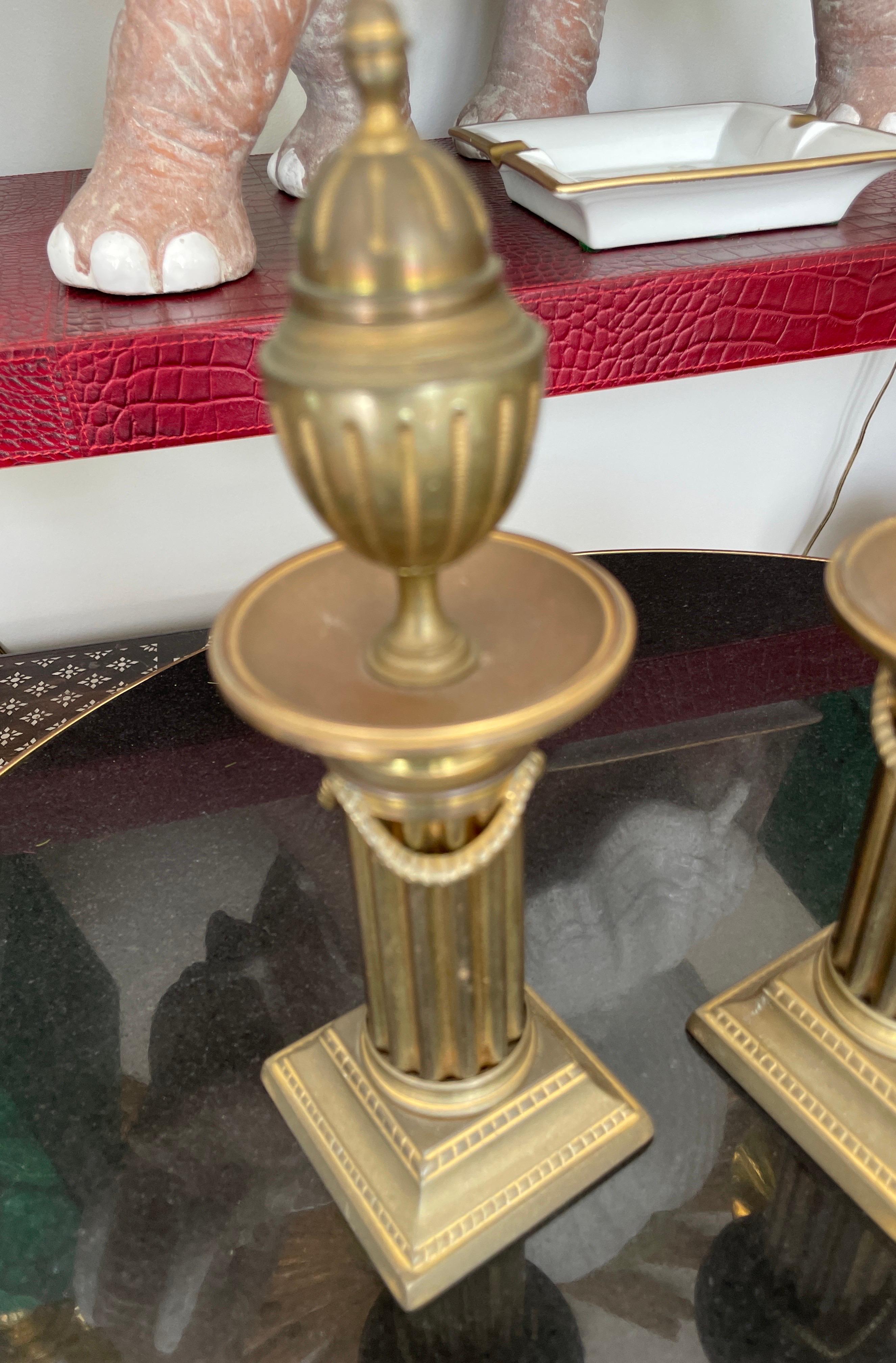 Rare paire de chandeliers en forme d'urne en laiton de style néoclassique Bon état - En vente à West Palm Beach, FL