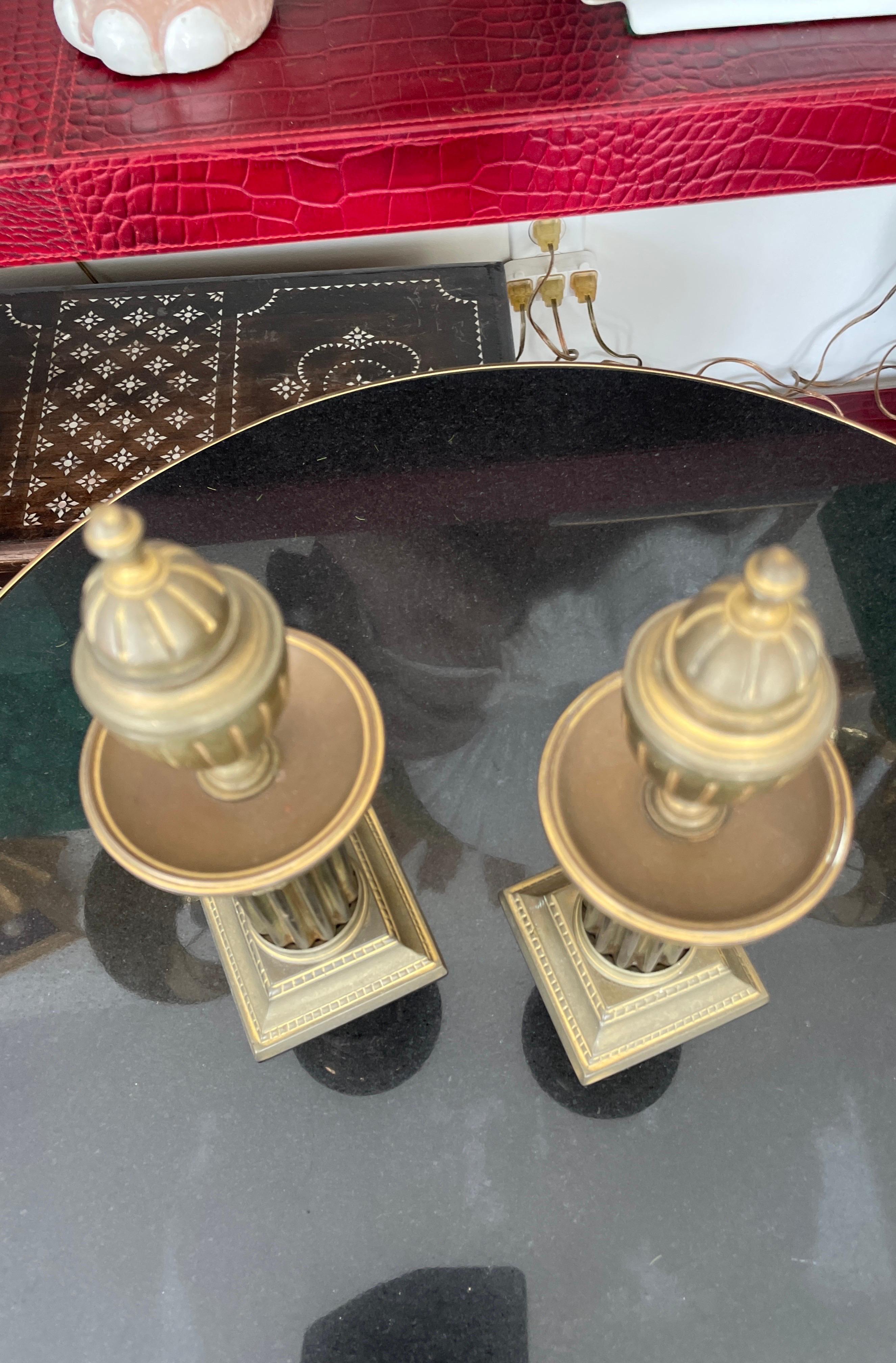 20ième siècle Rare paire de chandeliers en forme d'urne en laiton de style néoclassique en vente