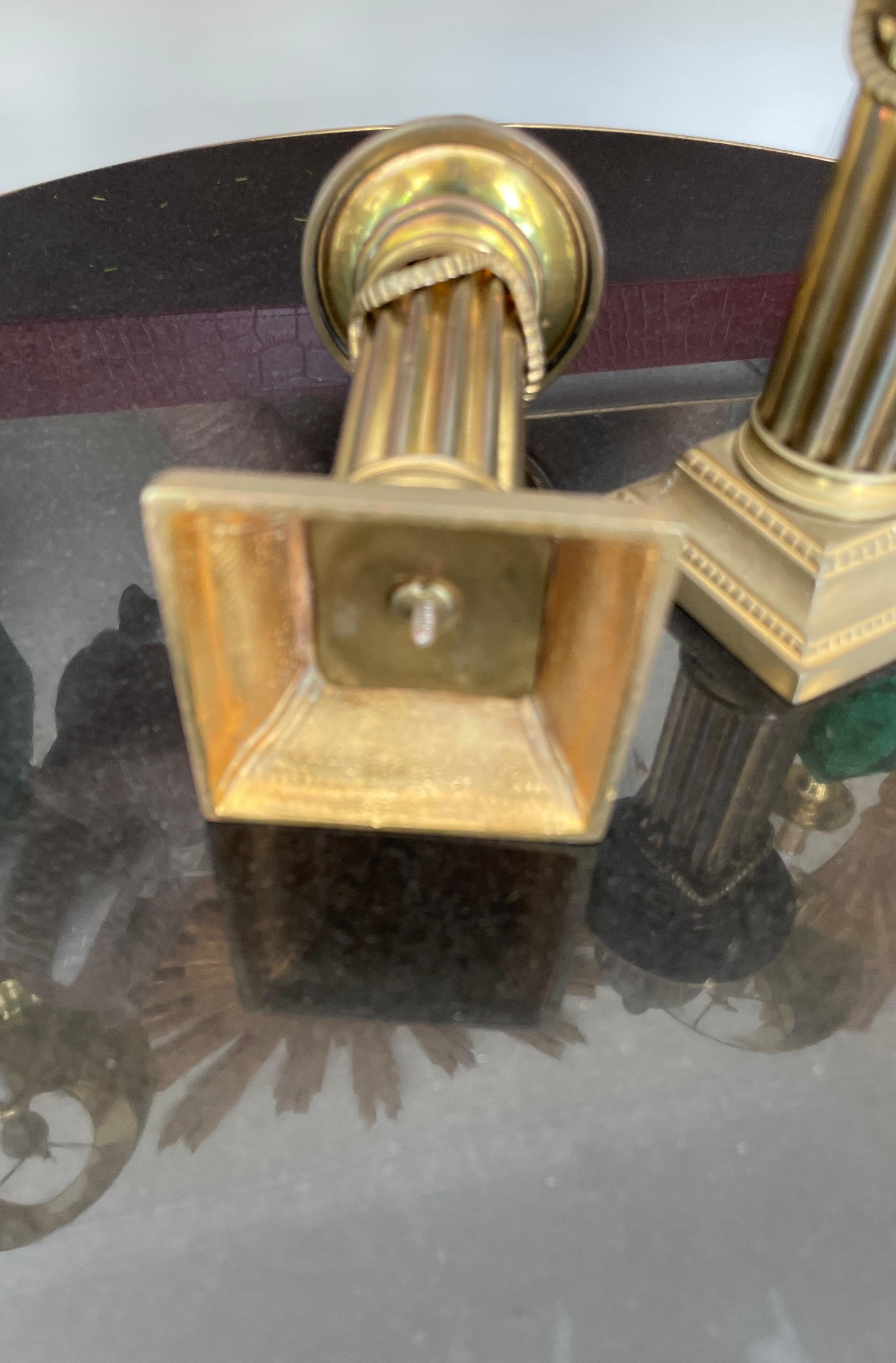 Rare paire de chandeliers en forme d'urne en laiton de style néoclassique en vente 1