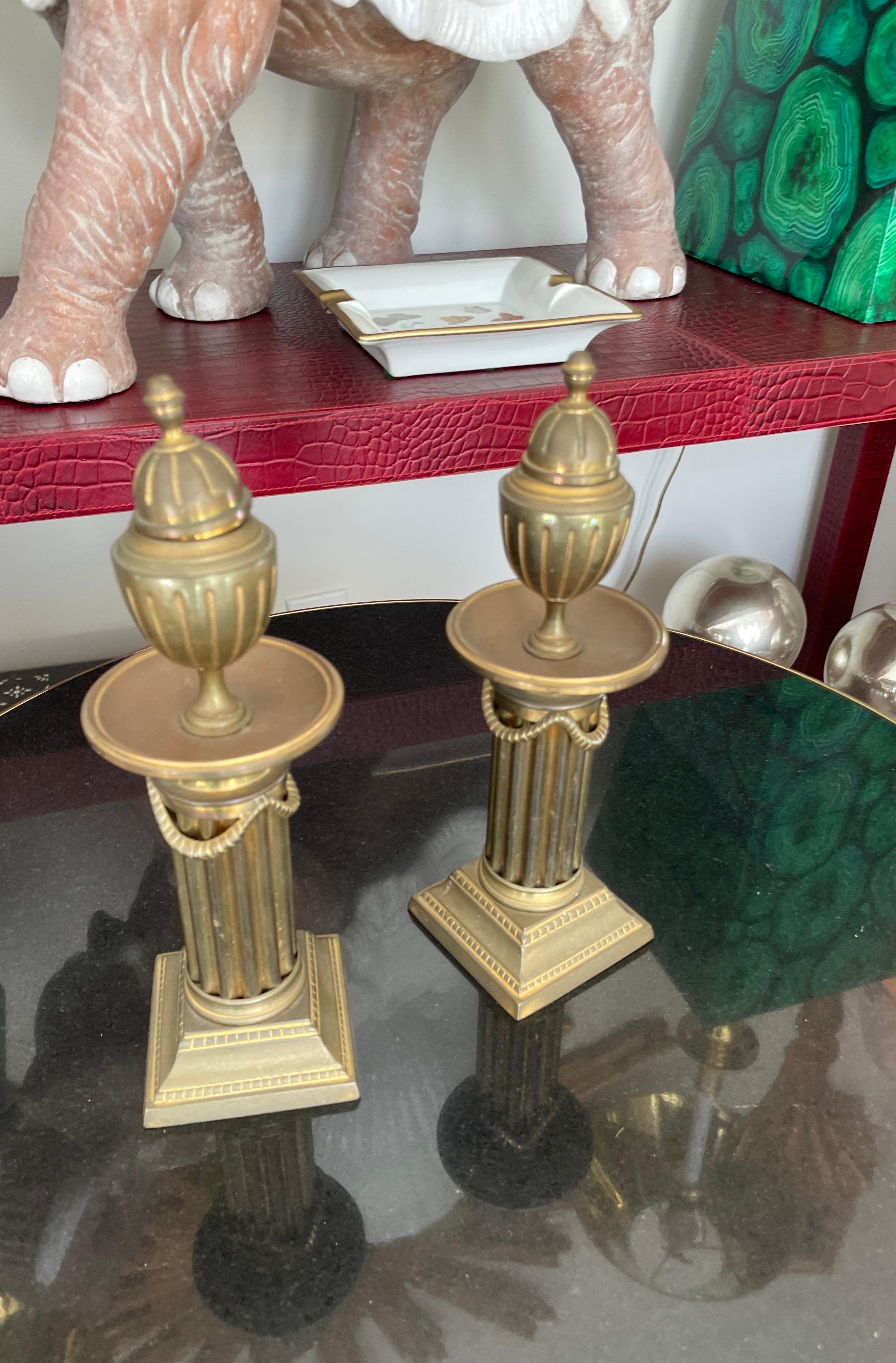 Rare paire de chandeliers en forme d'urne en laiton de style néoclassique en vente 2