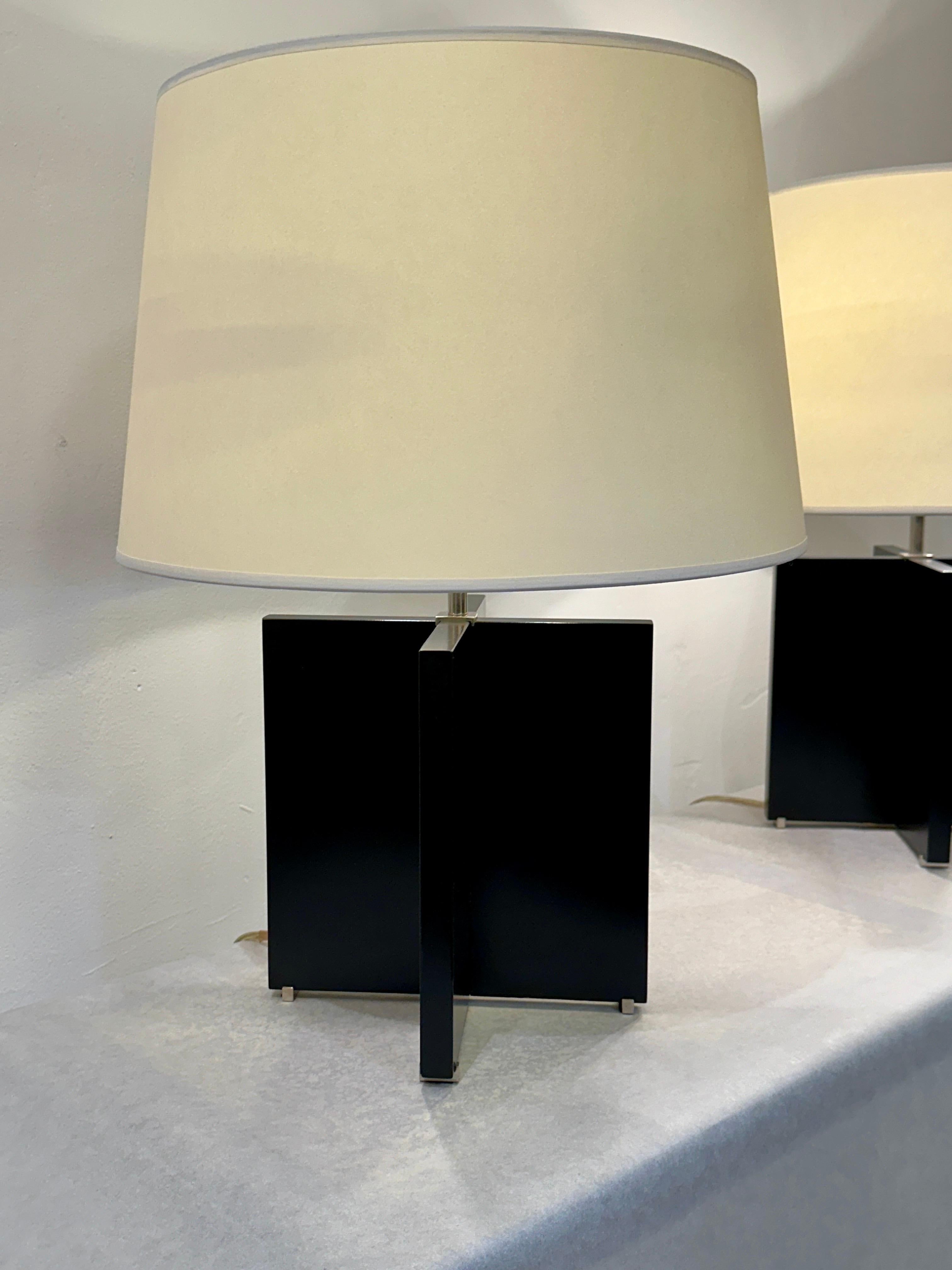 Américain Rare paire de lampes de bureau Nessen en forme de « X » en vente