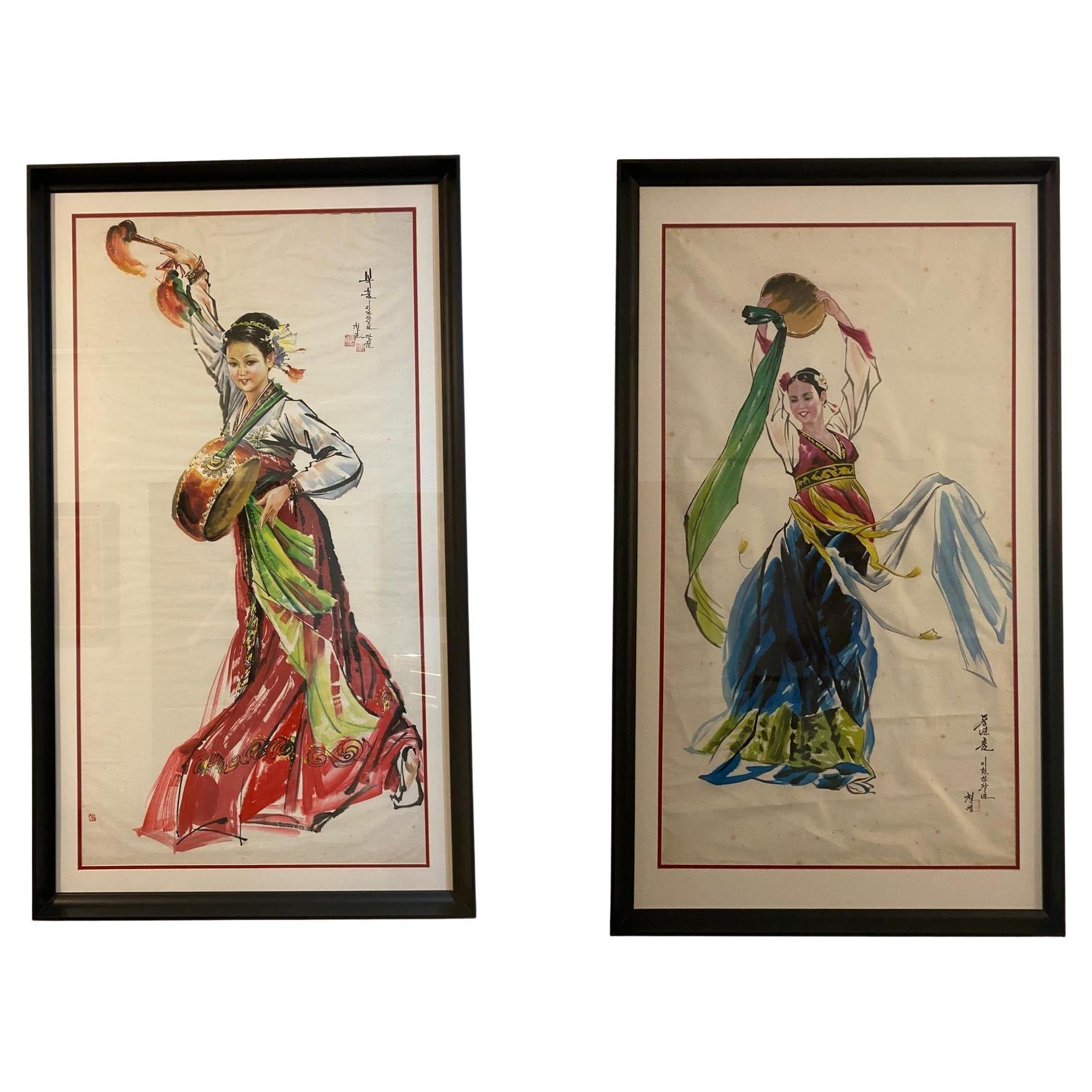 Possédez un morceau d'histoire avec cette authentique paire de peintures à l'encre de Corée du Nord, représentant la grâce et l'énergie de la danse traditionnelle du tambour. Créées en 1977, ces œuvres d'art à l'encre sur papier-riz ont été achetées