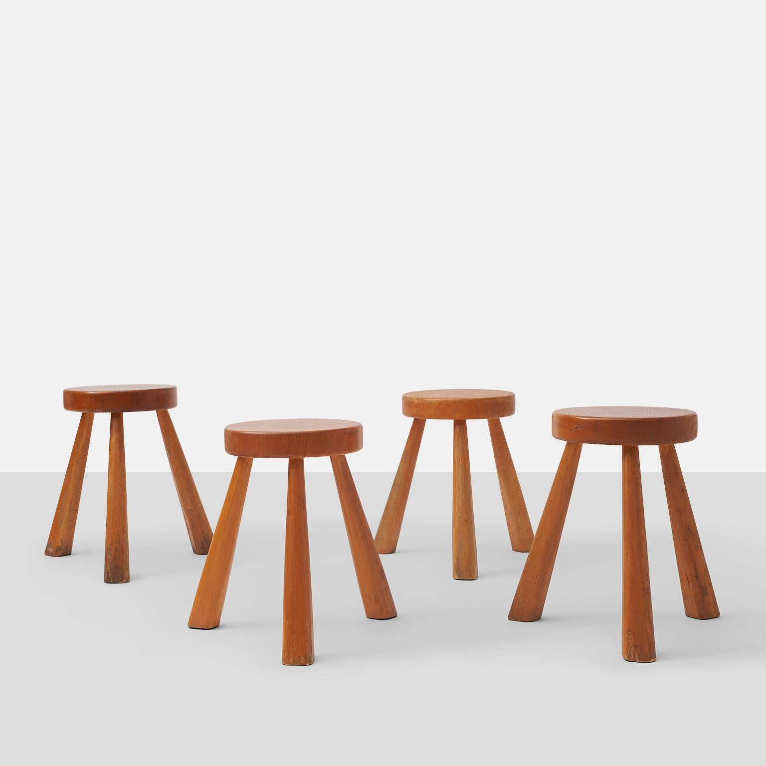 Raro par de taburetes de roble para Les Arcs de Charlotte Perriand en Bueno estado para la venta en San Francisco, CA
