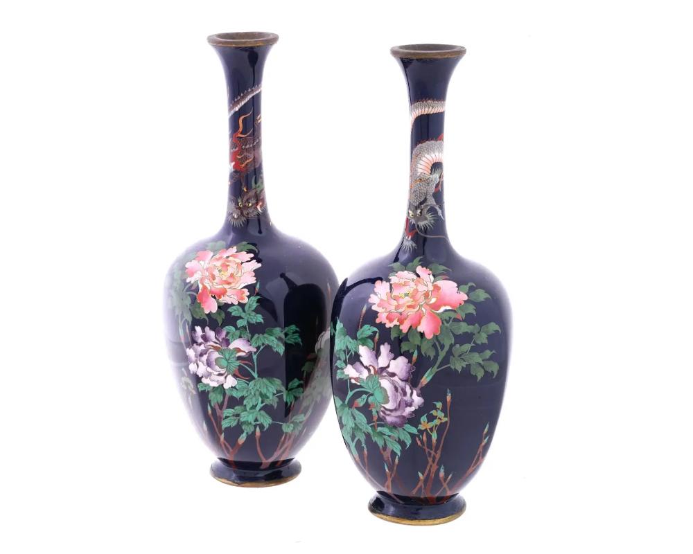 Raro par de jarrones japoneses octogonales de cloisonné con forma de dragón y flores Meiji en venta