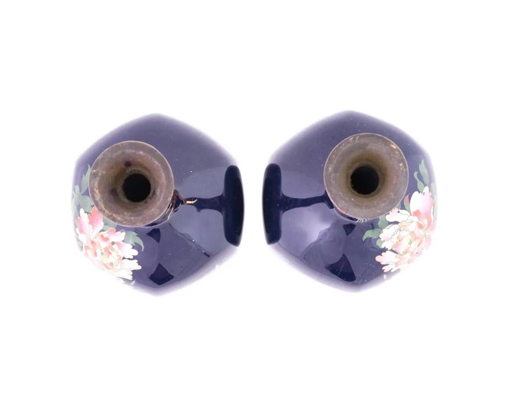 Raro par de jarrones japoneses octogonales de cloisonné con forma de dragón y flores siglo XIX en venta