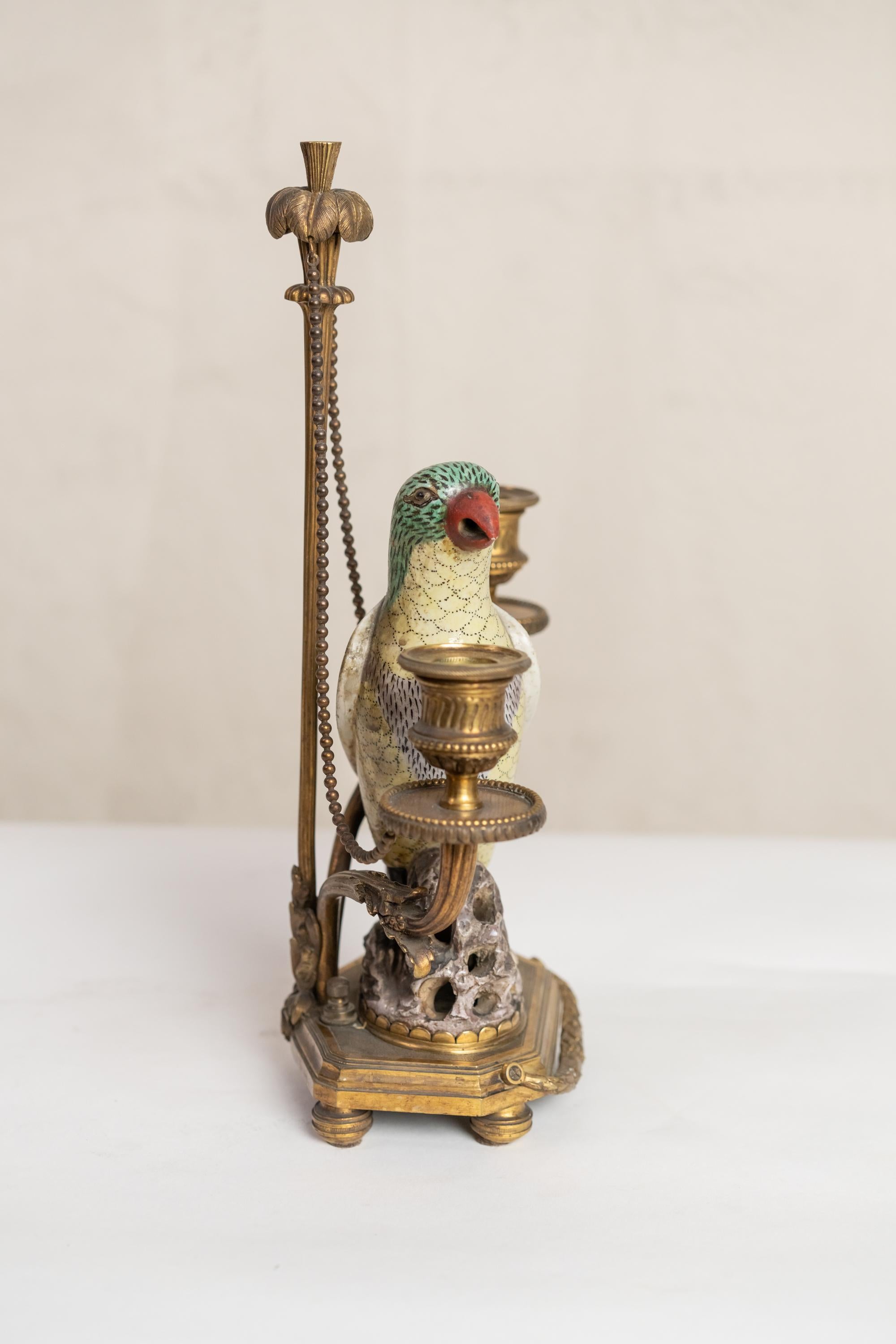 Rare paire de candélabres à perroquets en porcelaine chinoise du 18ème et 19ème siècle en vente 5