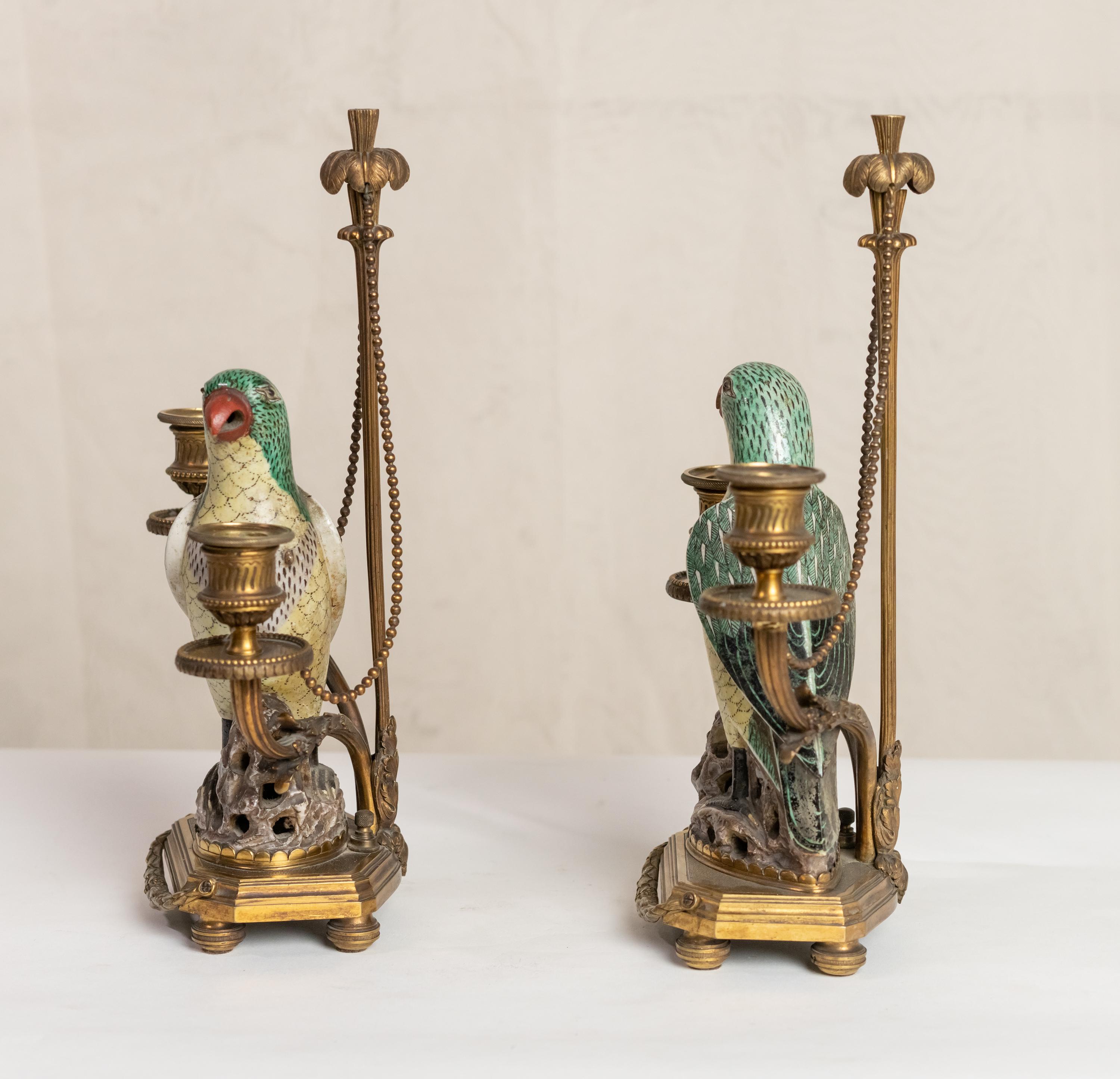 Chinois Rare paire de candélabres à perroquets en porcelaine chinoise du 18ème et 19ème siècle en vente