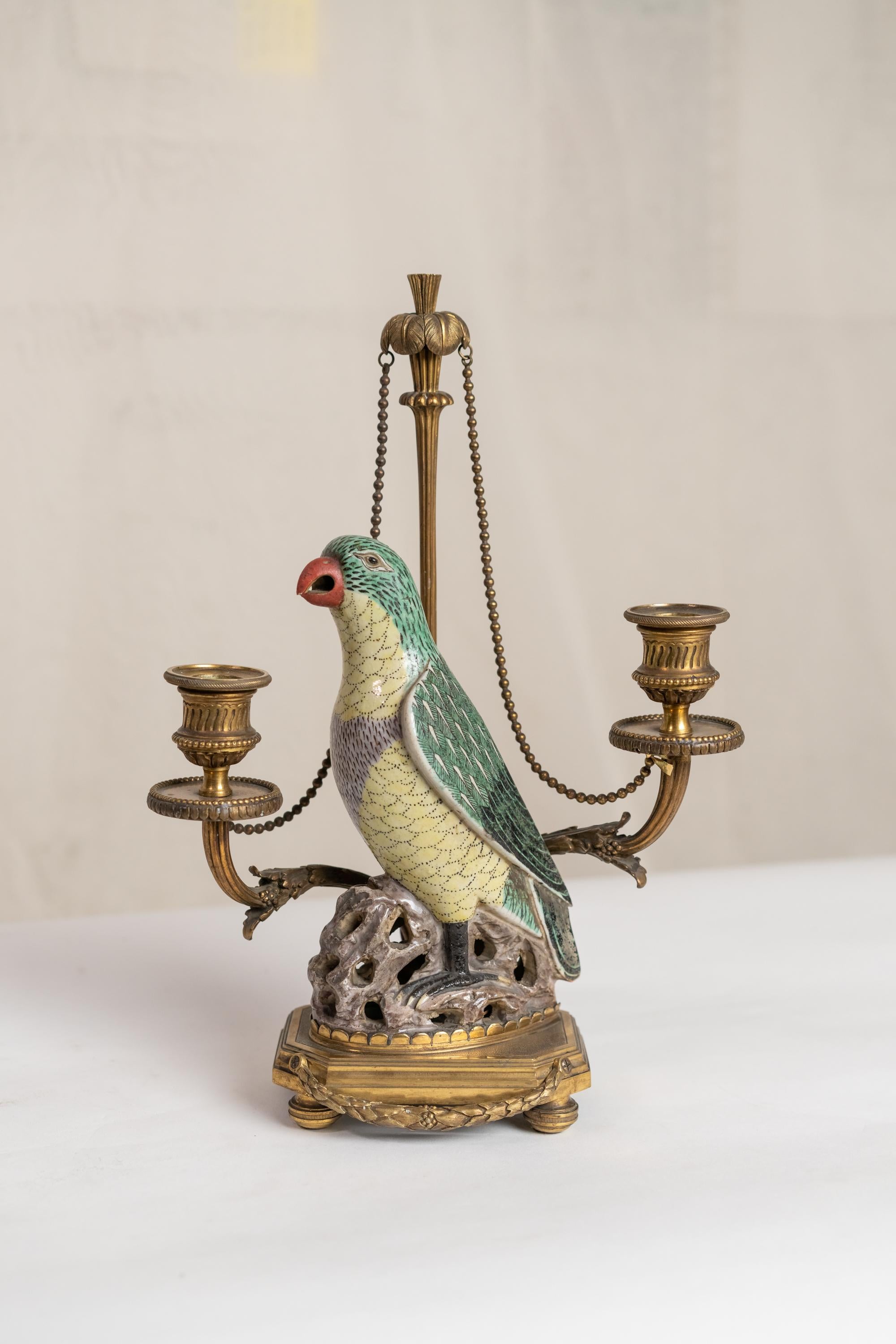 Seltenes Paar Papageien-Kandelaber aus chinesischem Porzellan aus dem 18. und 19. Jahrhundert im Zustand „Gut“ im Angebot in Montreal, QC