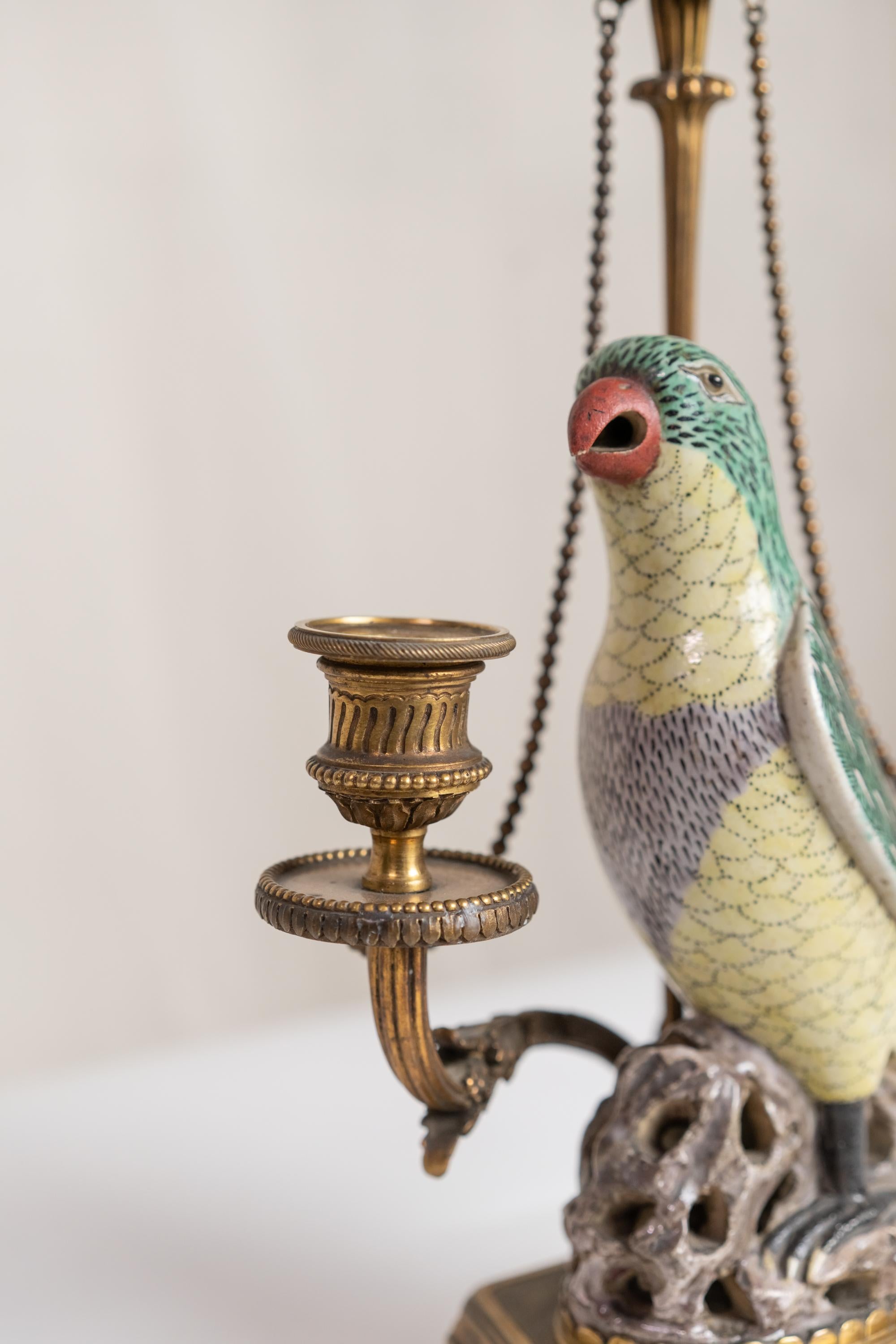 Début du XIXe siècle Rare paire de candélabres à perroquets en porcelaine chinoise du 18ème et 19ème siècle en vente