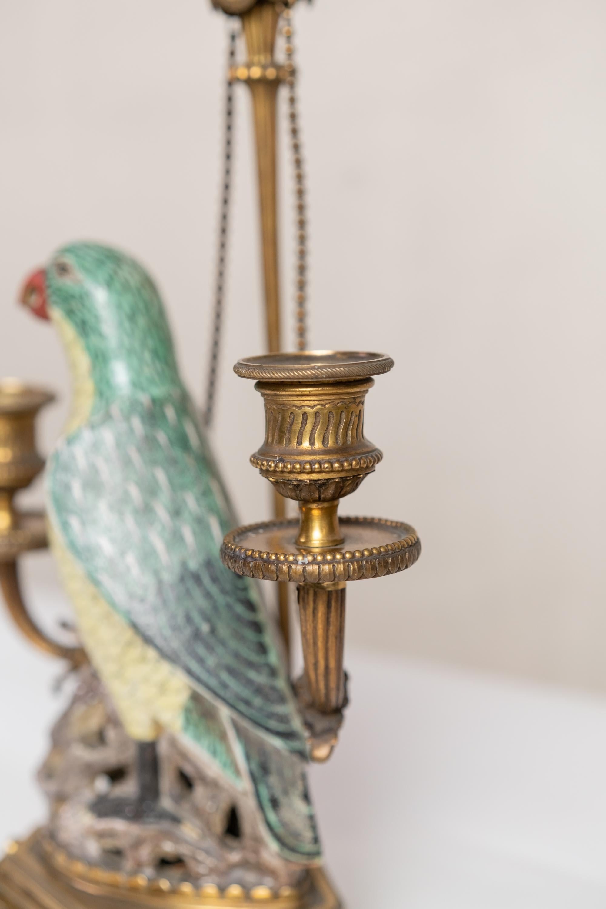Rare paire de candélabres à perroquets en porcelaine chinoise du 18ème et 19ème siècle en vente 1