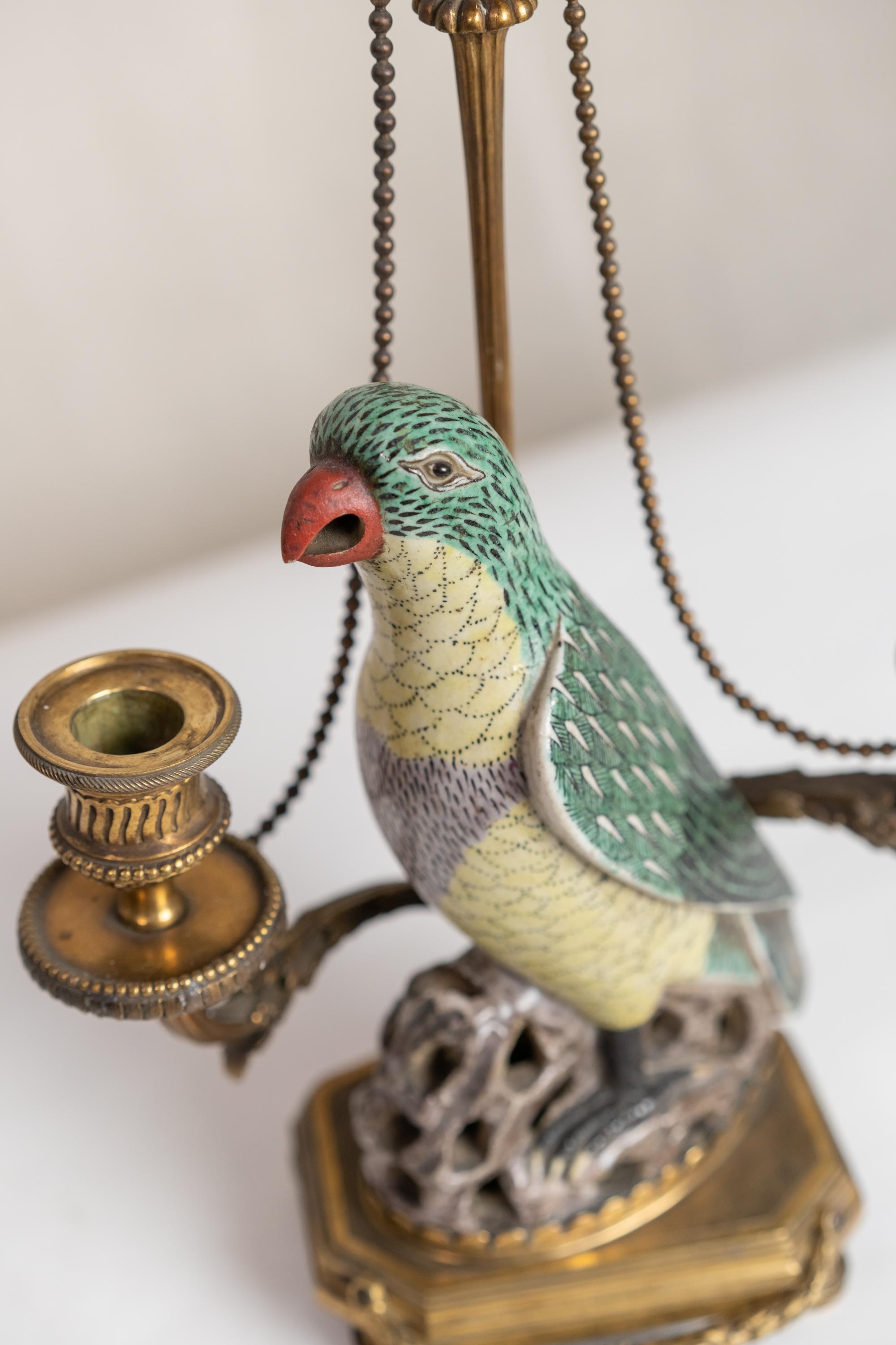 Seltenes Paar Papageien-Kandelaber aus chinesischem Porzellan aus dem 18. und 19. Jahrhundert im Angebot 3