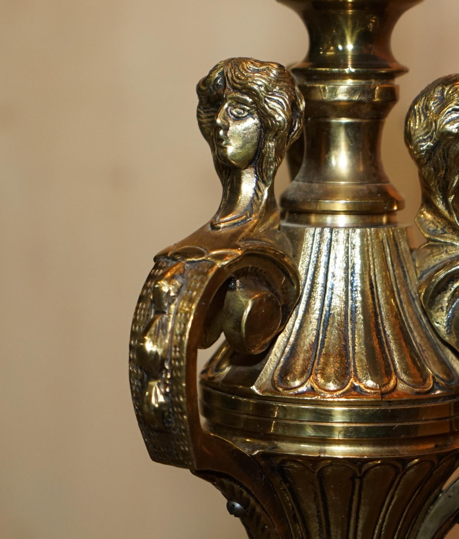 RARO PAR DE LÁMPARAS DE PISO ORIGINALES ART DECO DE 1920 DE 9 BANDAS DE VIDRIO OPALINO Y LATÓN en venta 2