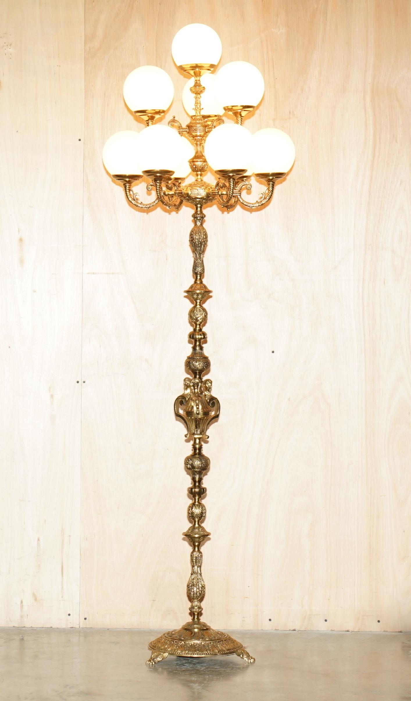 Antigüedades de la Casa Real

Royal House Antiques se complace en ofrecer a la venta este par absolutamente impresionante de lámparas de pie originales art déco de latón y cristal opalino de nueve brazos con interruptores seccionales de hacia 1920