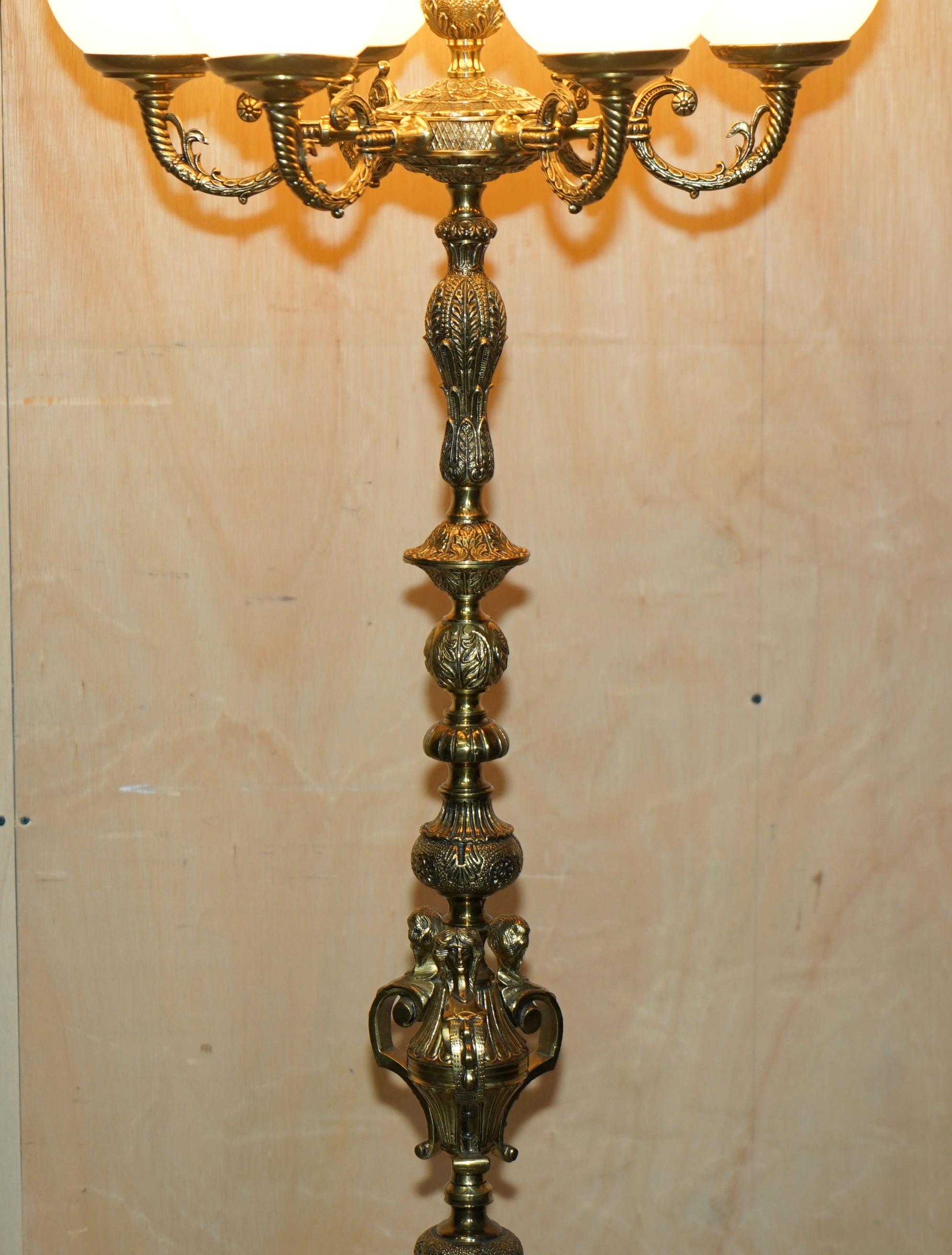 RARO PAR DE LÁMPARAS DE PISO ORIGINALES ART DECO DE 1920 DE 9 BANDAS DE VIDRIO OPALINO Y LATÓN Francés en venta