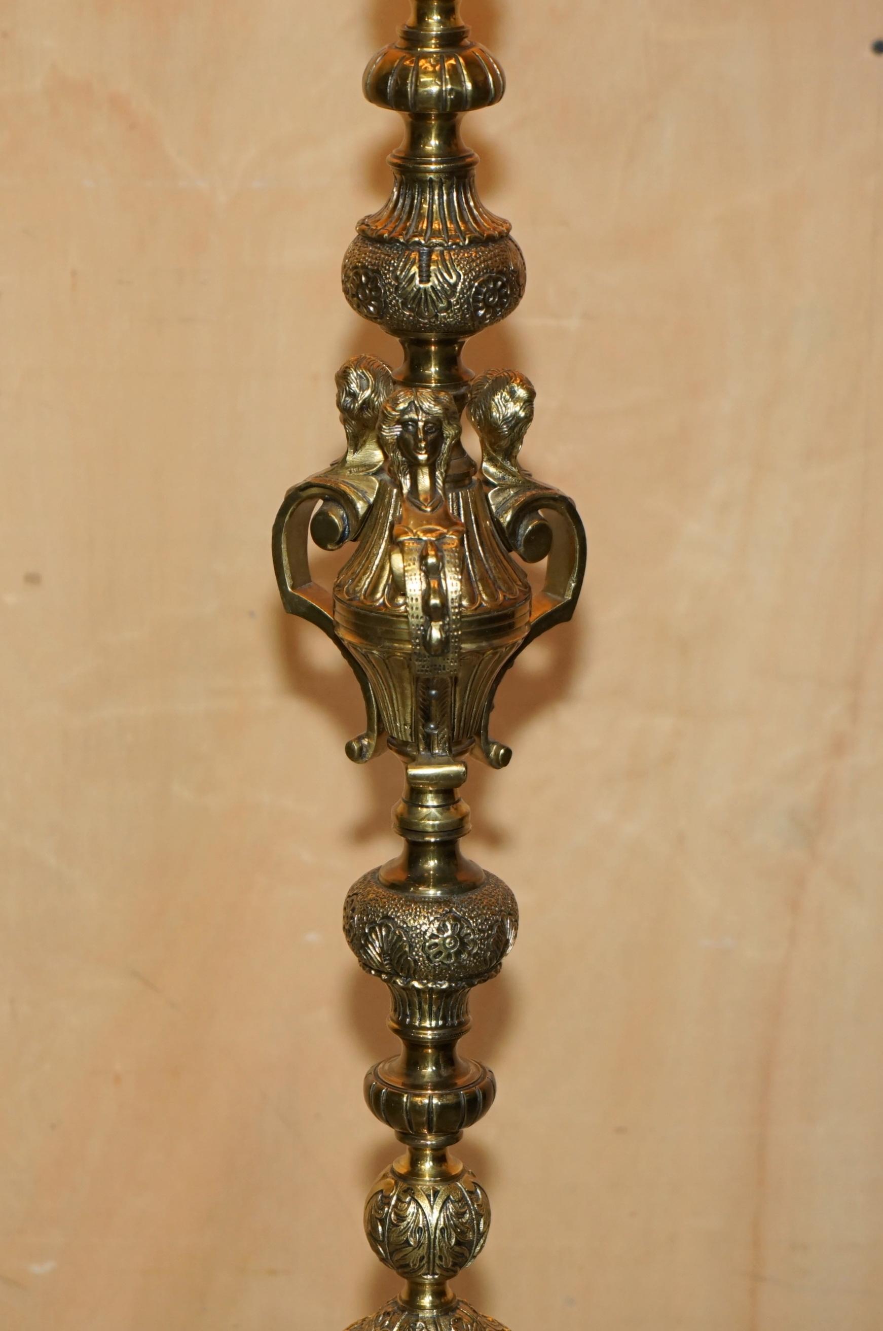 RARO PAR DE LÁMPARAS DE PISO ORIGINALES ART DECO DE 1920 DE 9 BANDAS DE VIDRIO OPALINO Y LATÓN Hecho a mano en venta