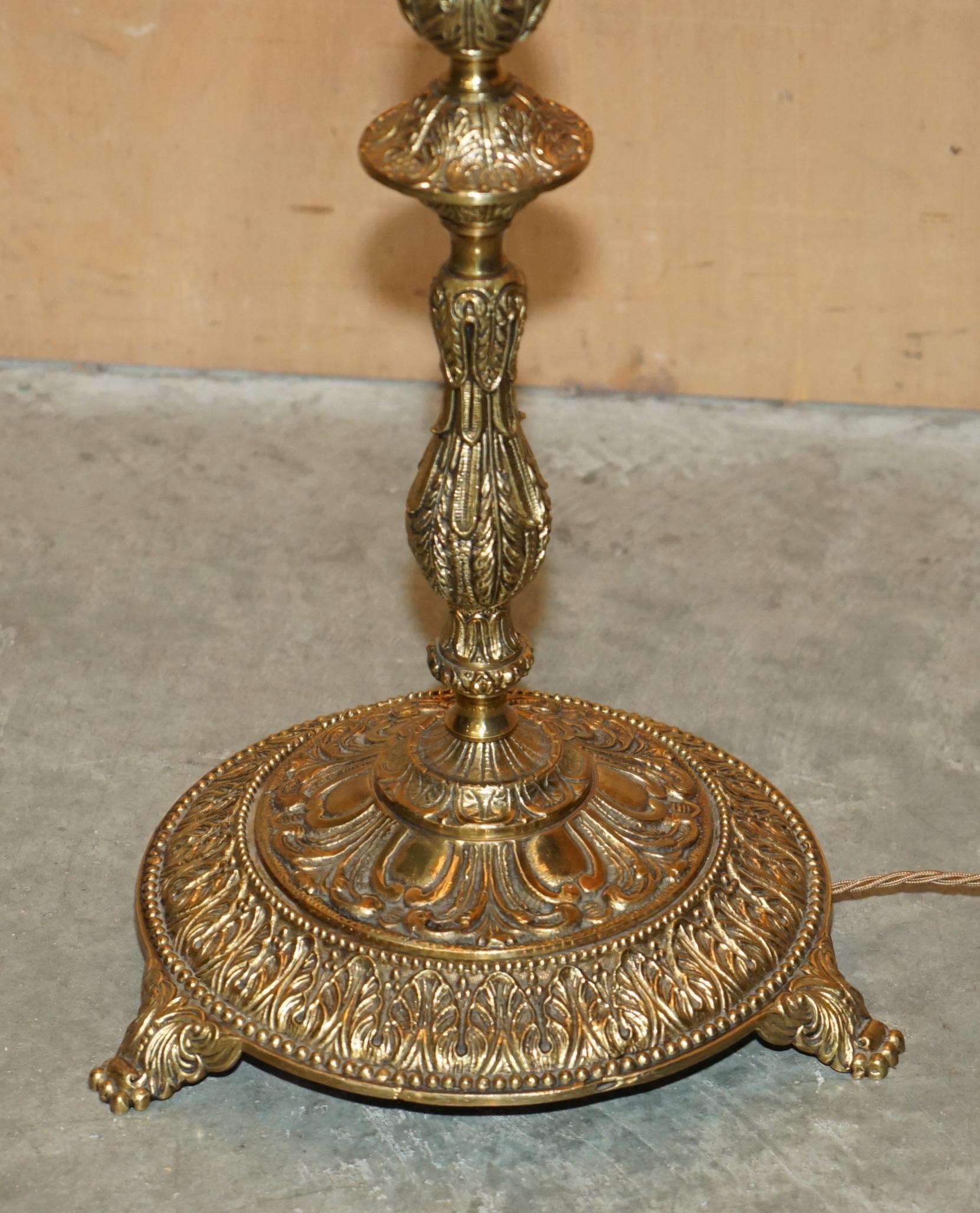 RARO PAR DE LÁMPARAS DE PISO ORIGINALES ART DECO DE 1920 DE 9 BANDAS DE VIDRIO OPALINO Y LATÓN en Bueno estado para la venta en West Sussex, Pulborough