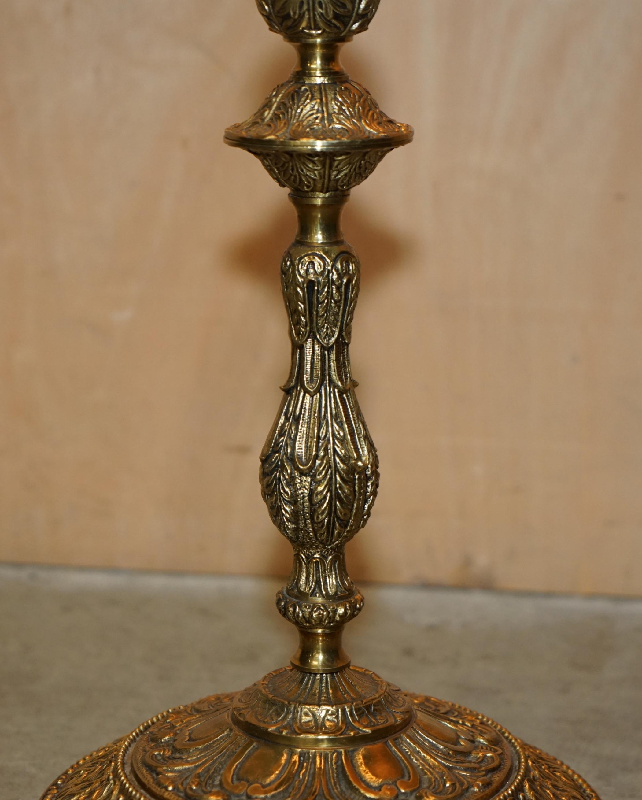 RARO PAR DE LÁMPARAS DE PISO ORIGINALES ART DECO DE 1920 DE 9 BANDAS DE VIDRIO OPALINO Y LATÓN Latón en venta