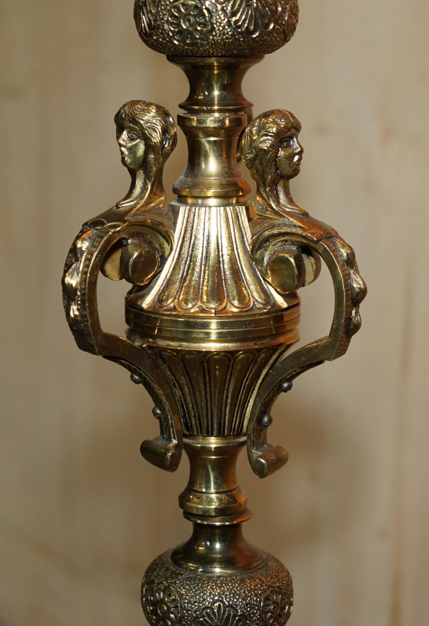 RARO PAR DE LÁMPARAS DE PISO ORIGINALES ART DECO DE 1920 DE 9 BANDAS DE VIDRIO OPALINO Y LATÓN en venta 1