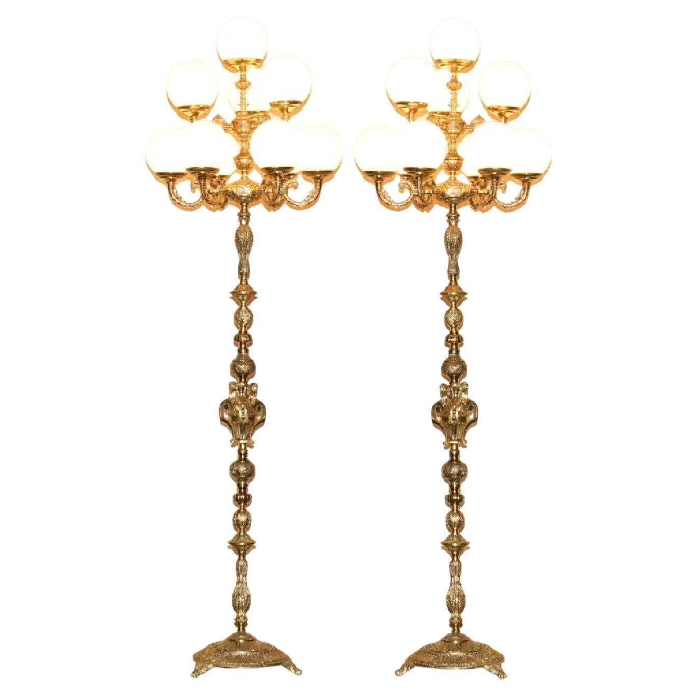 RARO PAR DE LÁMPARAS DE PISO ORIGINALES ART DECO DE 1920 DE 9 BANDAS DE VIDRIO OPALINO Y LATÓN en venta