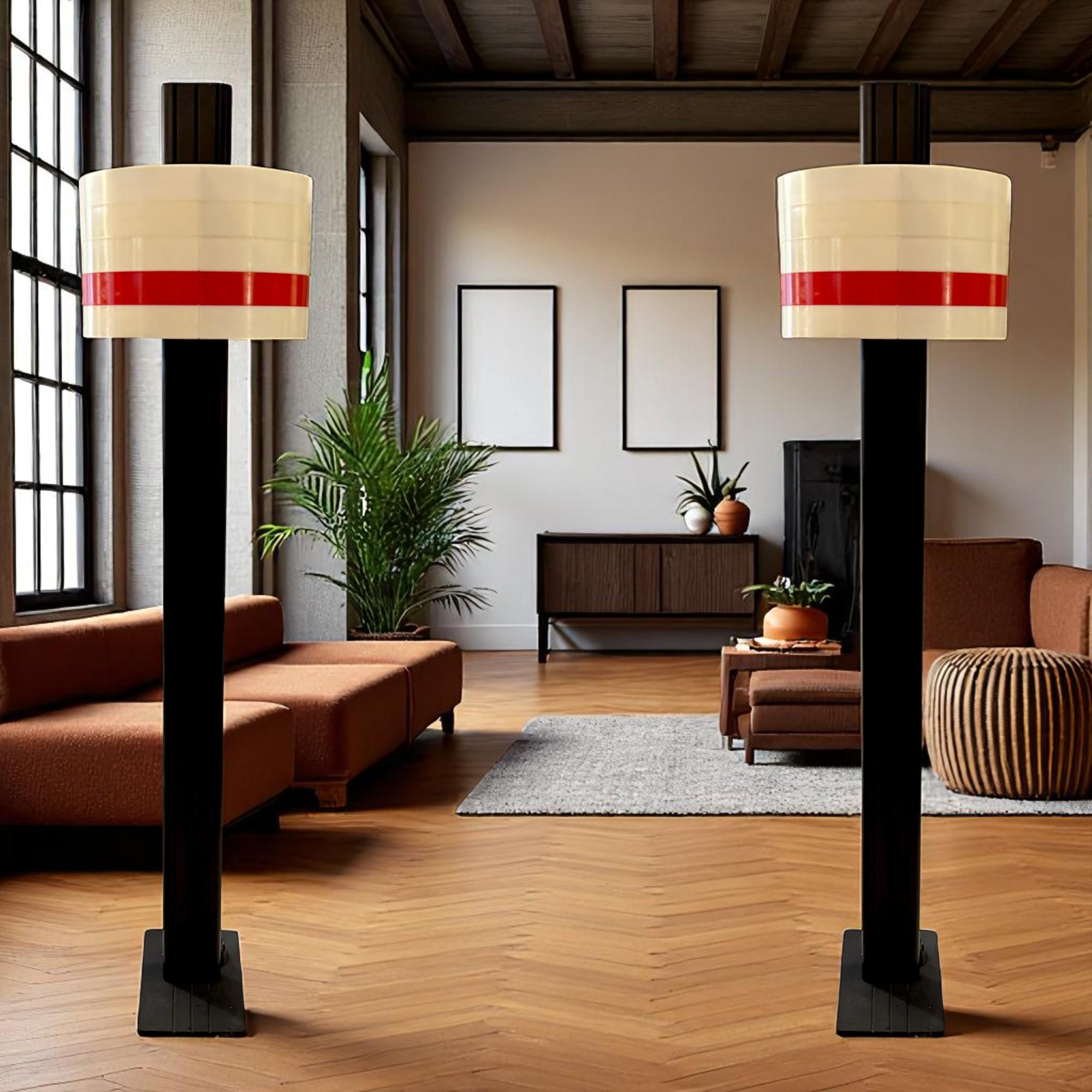 Añade una pieza única a tu interior con este excepcional par de lámparas de pie Stigram, un modelo raro e icónico diseñado por Jean Pierre Vitrac. Creadas en la década de 1970, estas lámparas reflejan el singular enfoque de Vitrac, un artista y