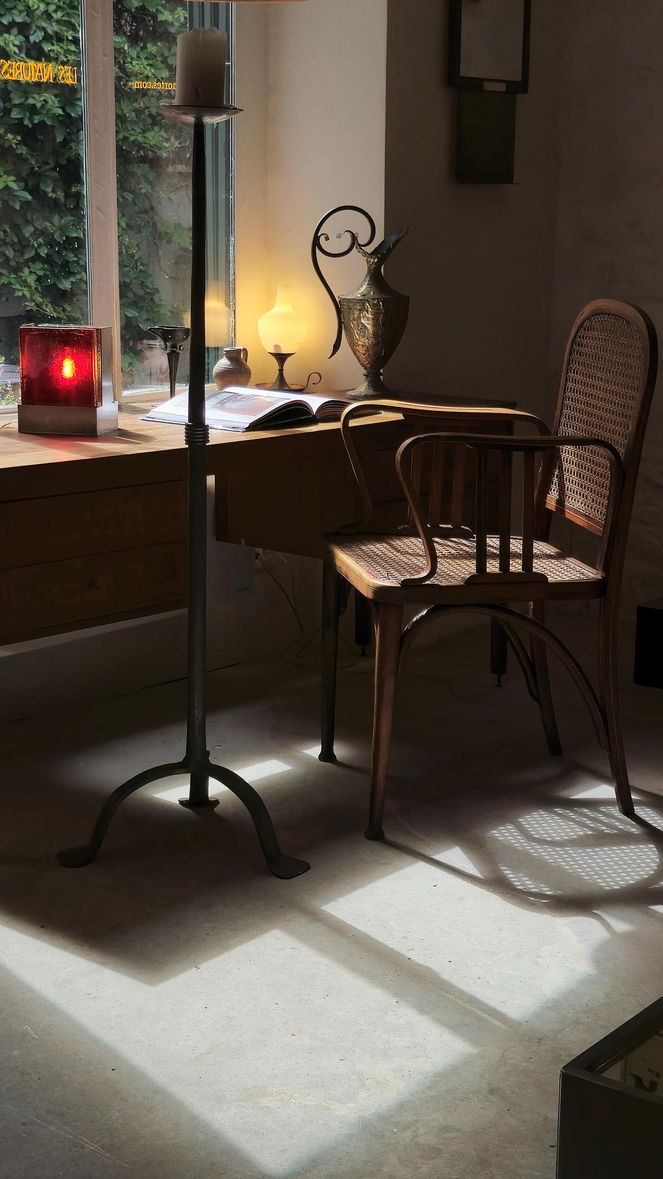 Este elegante sillón Thonet, de principios del siglo XX, es un raro ejemplo de diseño Art Nouveau producido en el taller neoyorquino de Thonet. Aunque la mayoría de las piezas Thonet se fabricaban en Europa, esta versión estadounidense refleja la