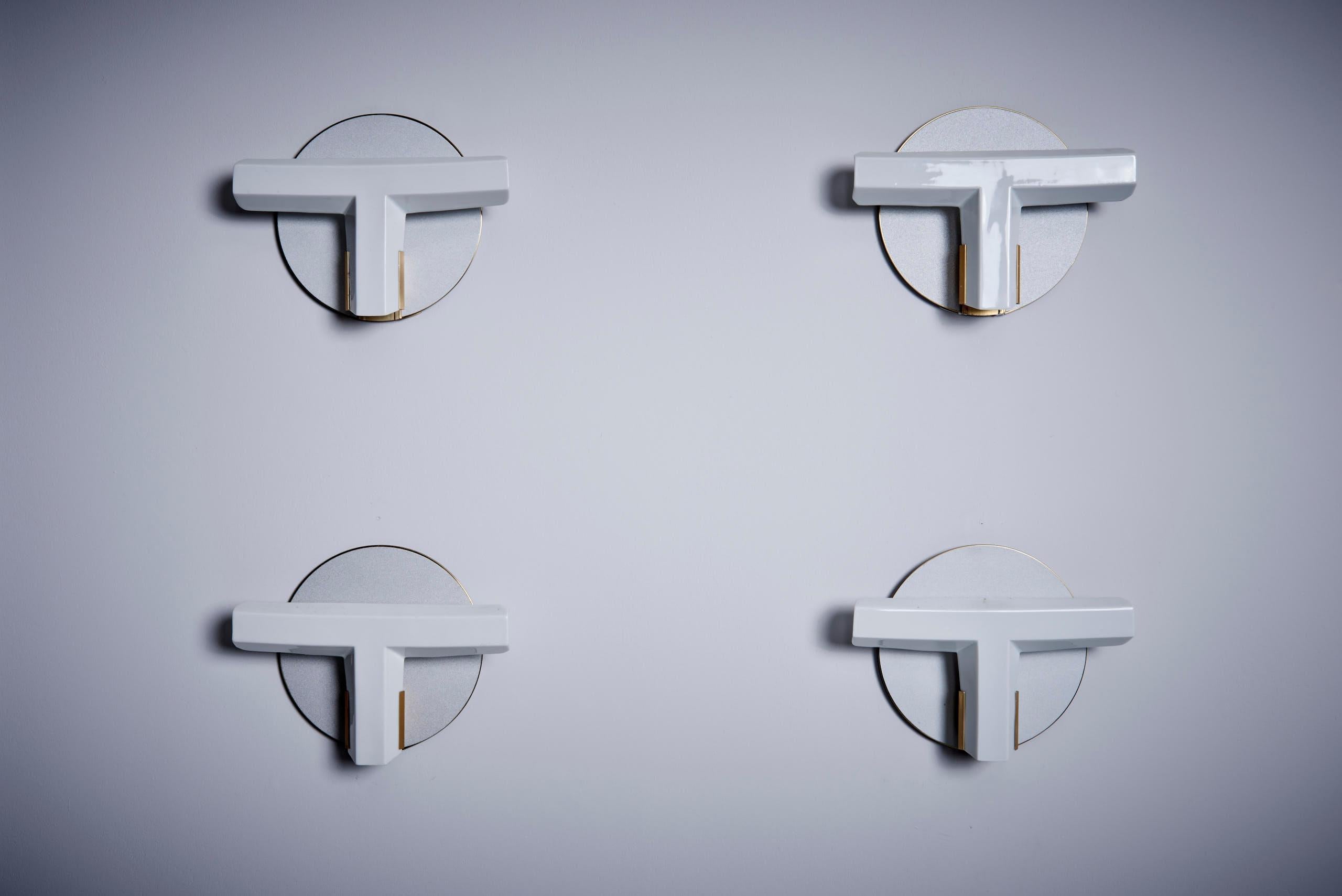 Schermo in Cina bianco. Riflettore in metallo anodizzato. Flos etichettati. 1 x E14 ciascuno 100 watt max. Entrambi in ottime condizioni.
Per sicurezza, la lampada deve essere controllata da uno specialista in base ai requisiti locali.

