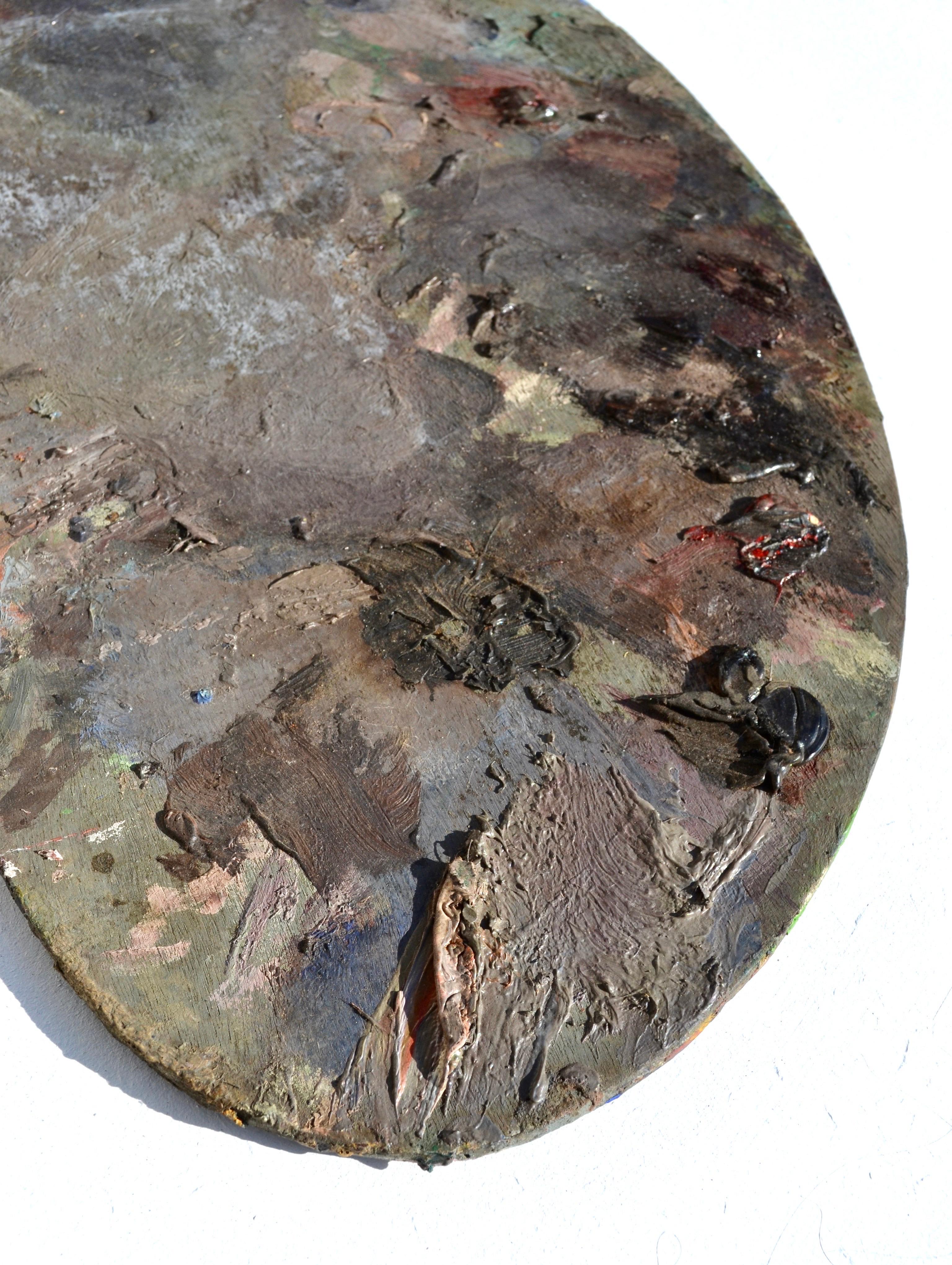 Schönes und sehr dekoratives Paar hölzerner Malerpaletten, Frankreich, um 1900-1920. Jede Palette weist eine herrliche, authentische Patina mit Spuren von Originalpigmenten auf, die von jahrelangem künstlerischem Schaffen und Studiobetrieb