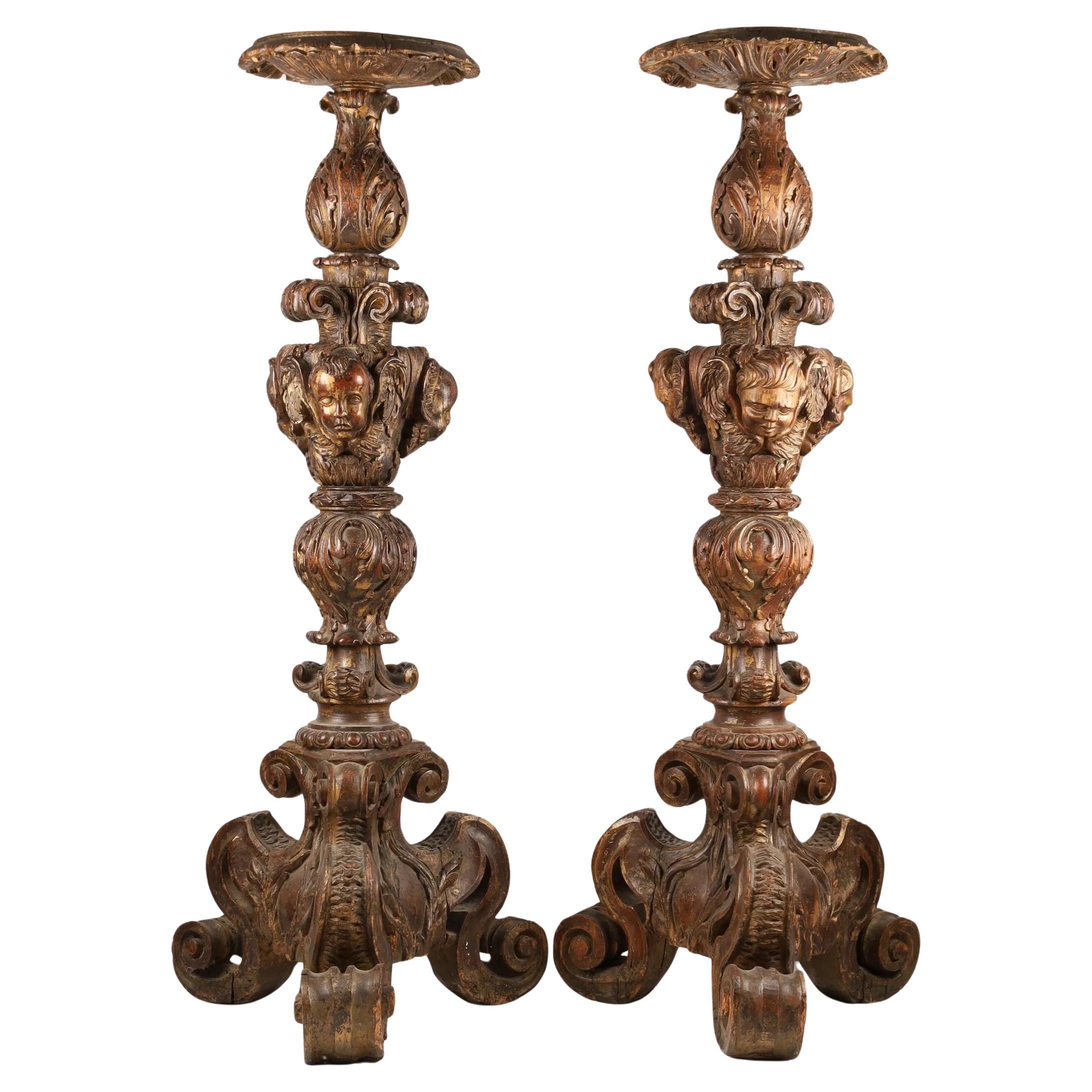 Rare paire de torchères palatiales italiennes en bois sculpté et en noyer