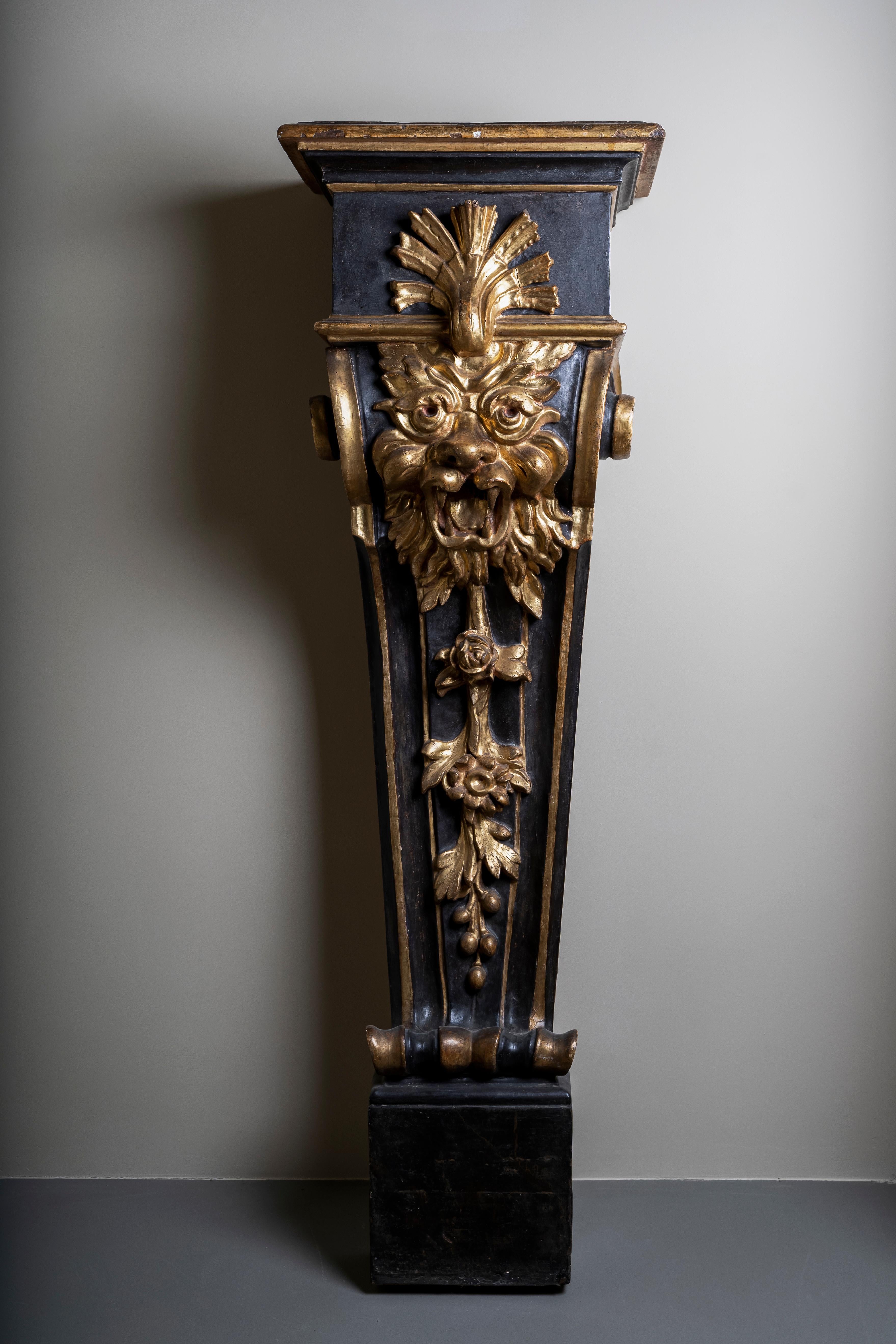 Rare pair of pedestals decorated with grotesques
Carved and partially gilded wood
Florence, early 17th century
159 x 48 x 34 cm

Pedestals comparable in style and size are exposed in the Museo degli Argenti in Palazzo Pitti (inventory number: