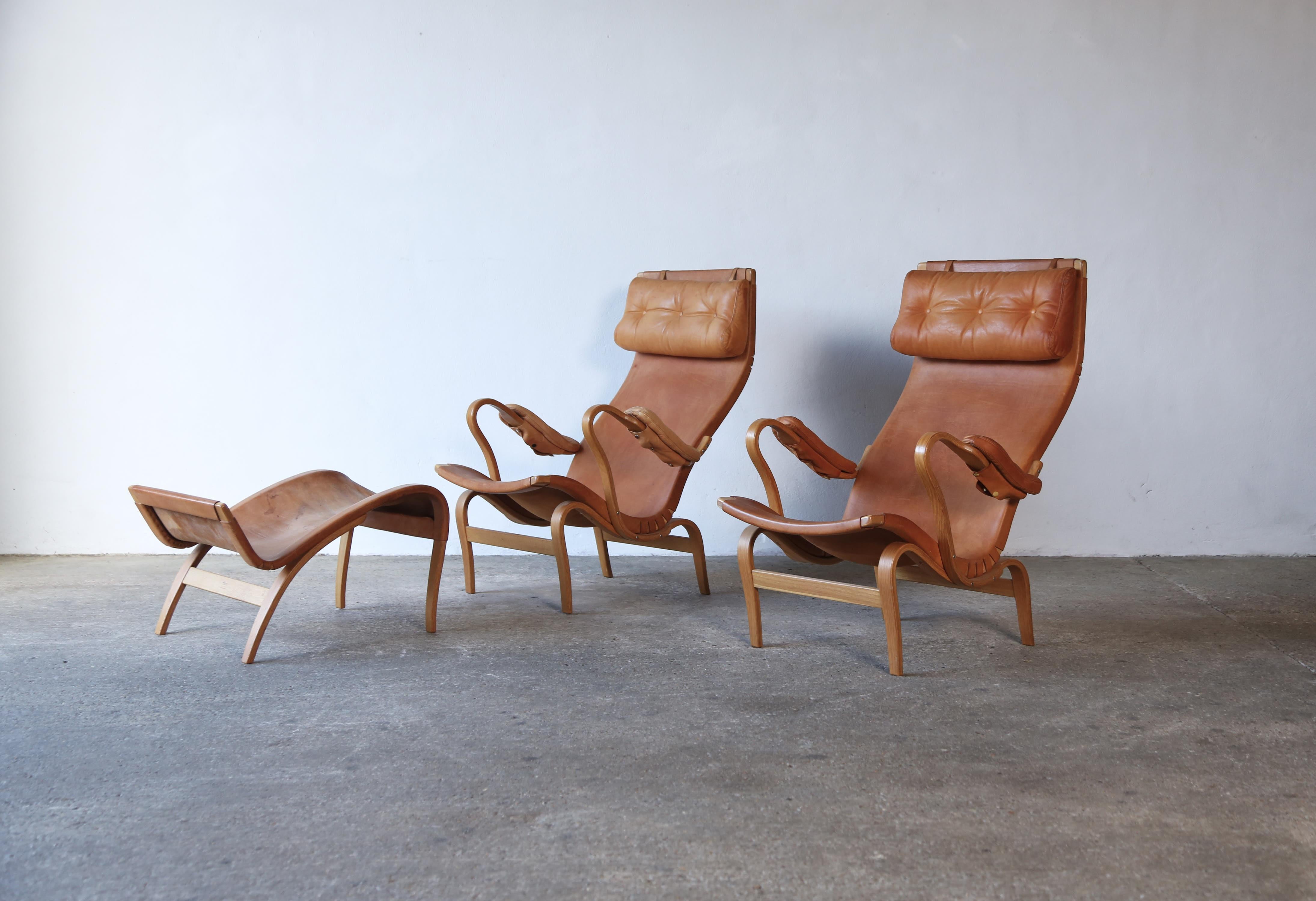 Rare Pair of Pernilla Chairs and Ottoman by Bruno Mathsson, Sweden, 1960s For Sale 1