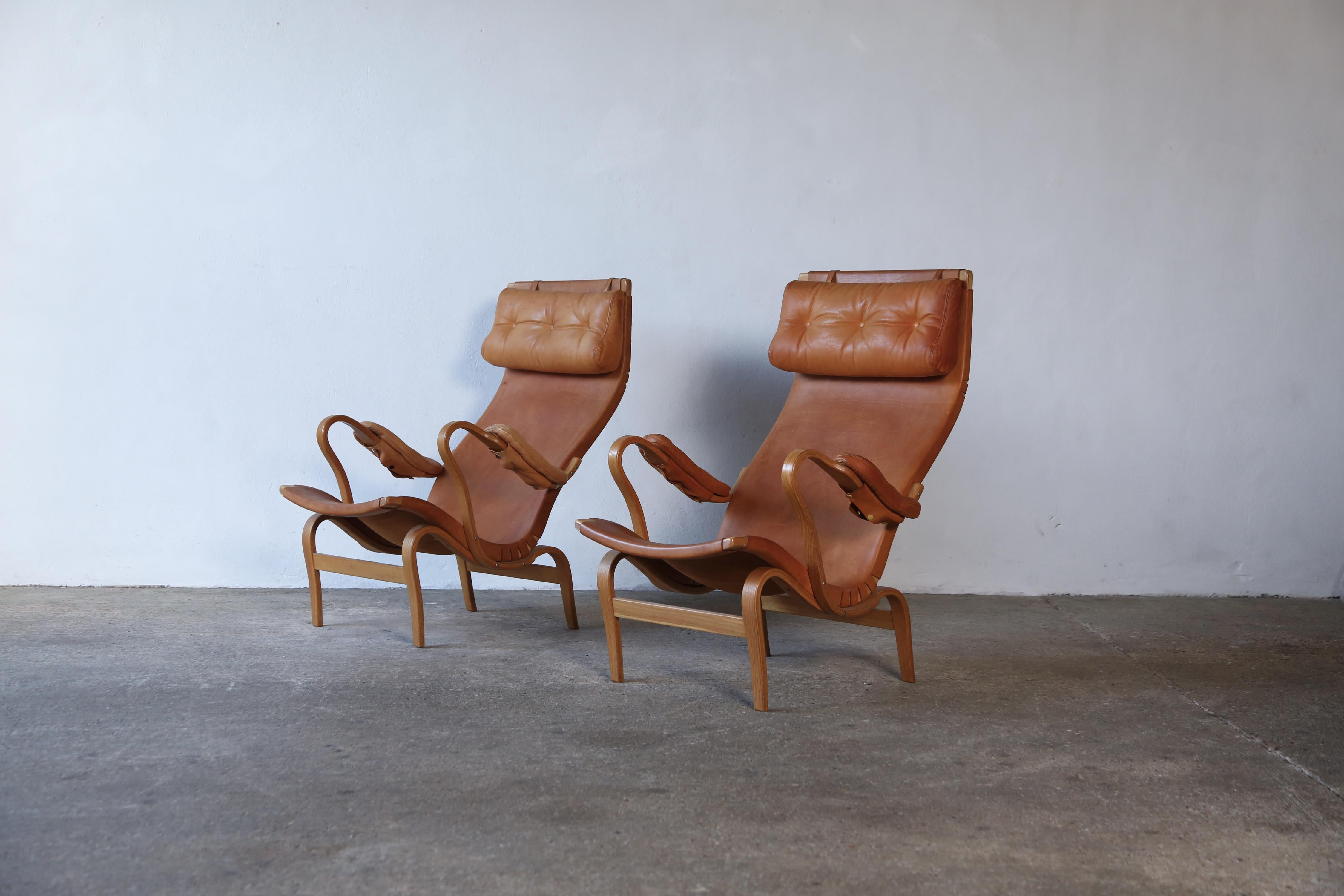 Rare Pair of Pernilla Chairs and Ottoman by Bruno Mathsson, Sweden, 1960s For Sale 2
