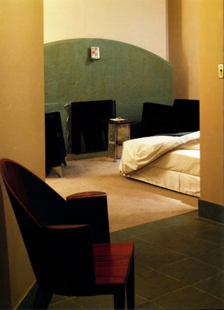 Seltenes Paar Philippe Starck-Sessel aus dem Royalton Hotel, NYC (Mahagoni) im Angebot