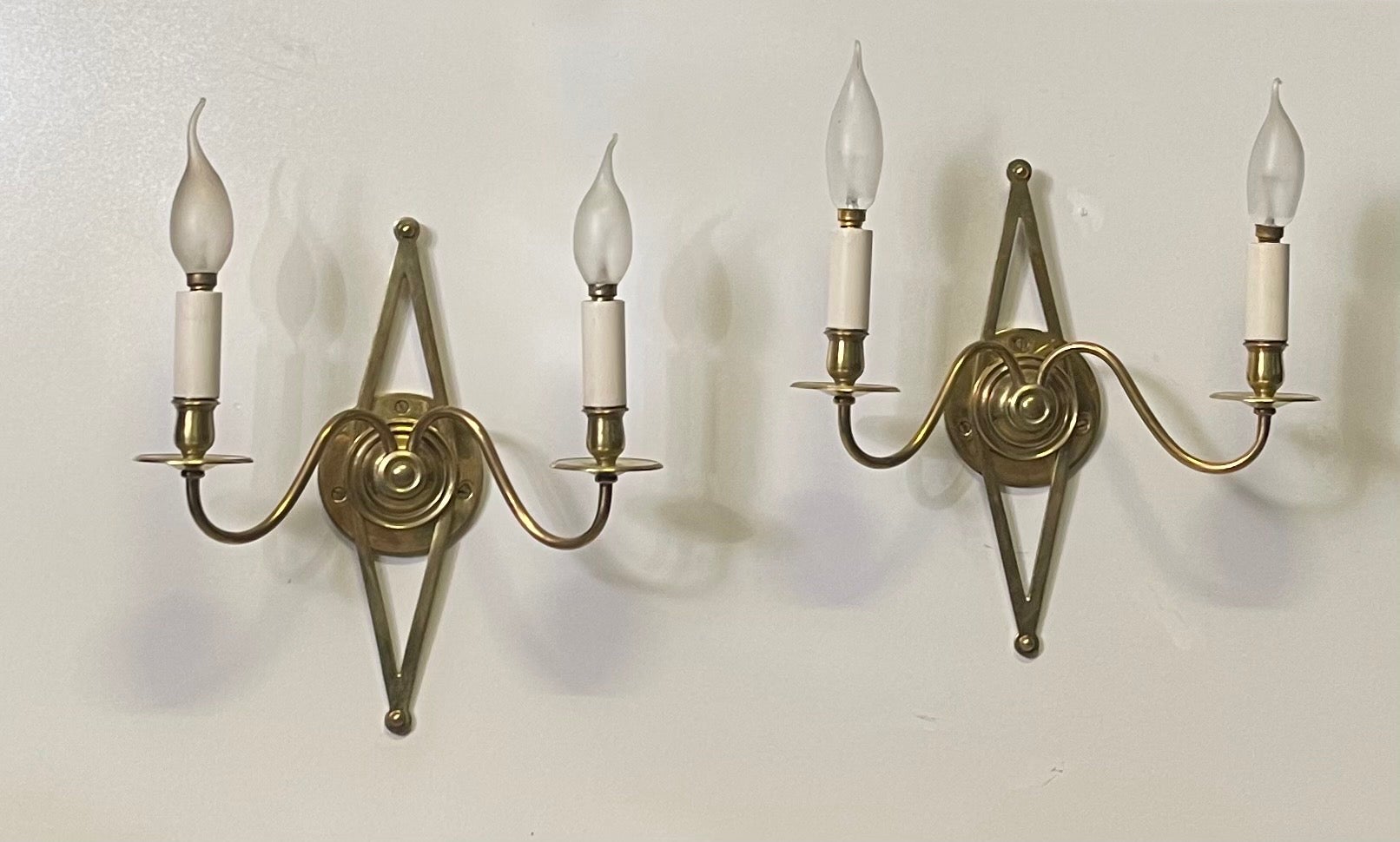 A wonderful and rare pair of polished brass wall sconces by Maison Baguès (Signed), Paris, circa 1950s.
The measurements:
Height 24.40 inches x Width 16.53 inches x D 9.44 inches
Socket : each two x B22 bulbs





  