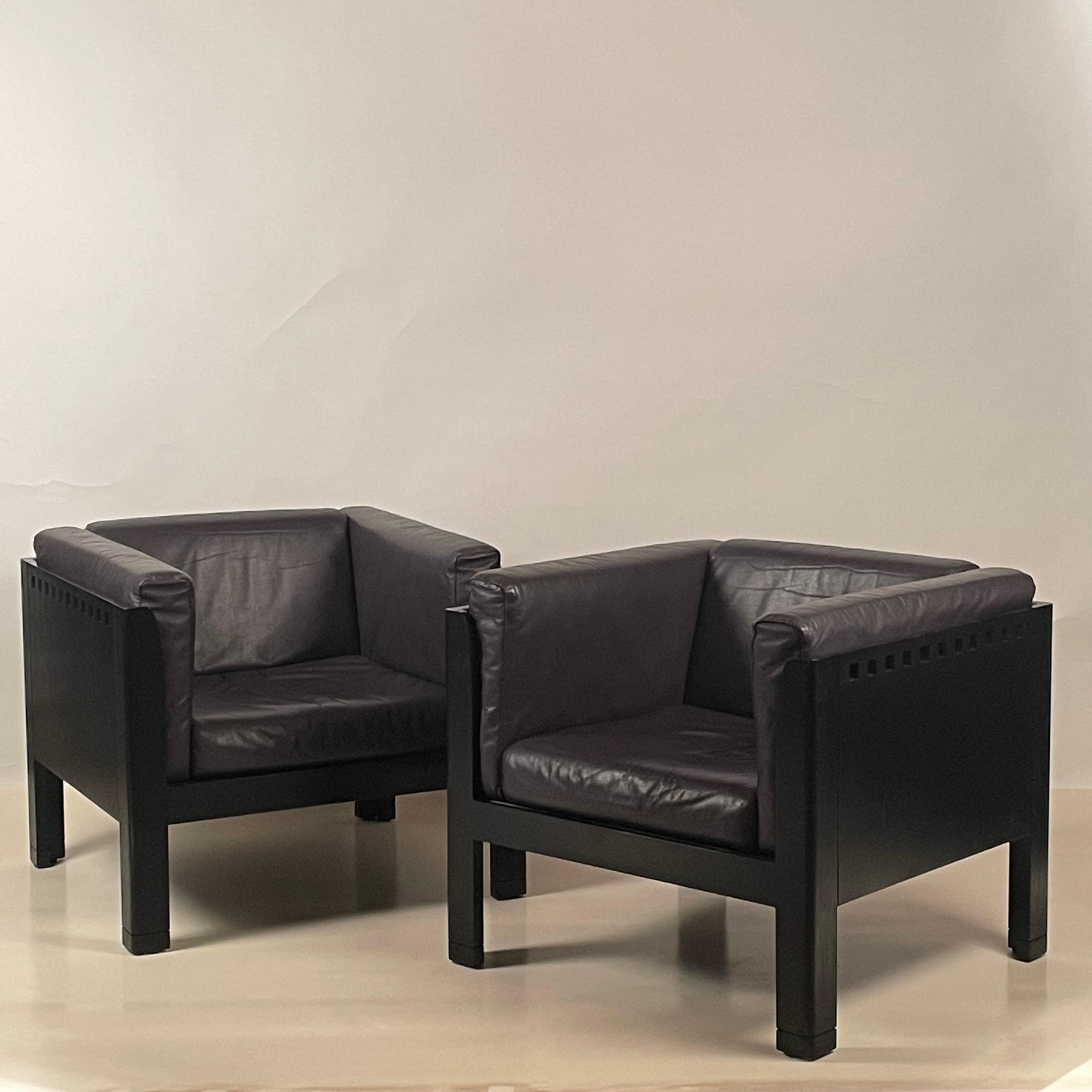 Postmoderne Rare paire de fauteuils club postmodernes en chêne ébénisé et cuir de Brian Kane en vente