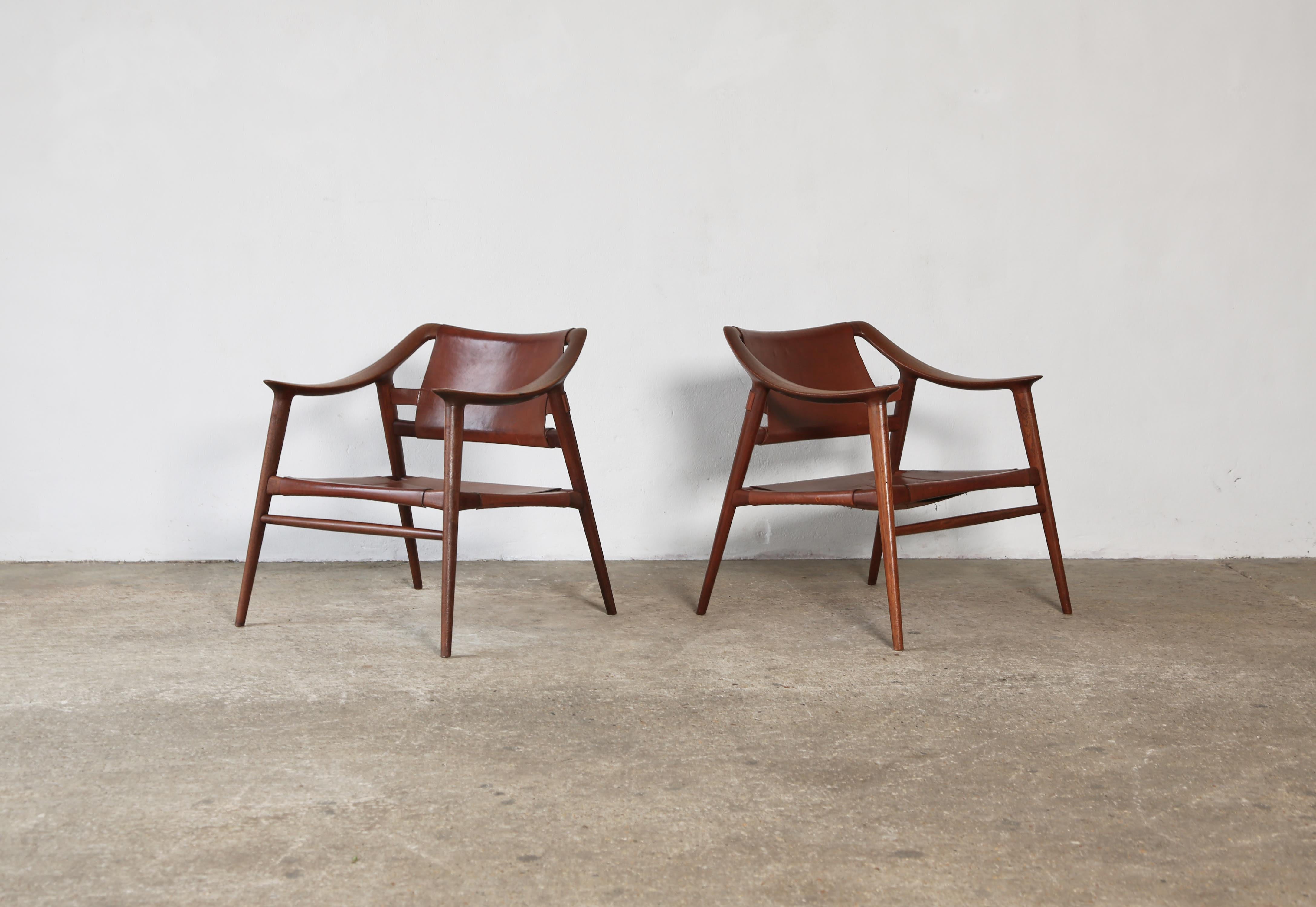 Rara pareja de sillas Bambi con cuero original diseñadas por Rolf Rastad y Adolf Relling para Gustav Bahus & Eft, Noruega, años 50.  Un ejemplo marcado.   Envío rápido a todo el mundo.