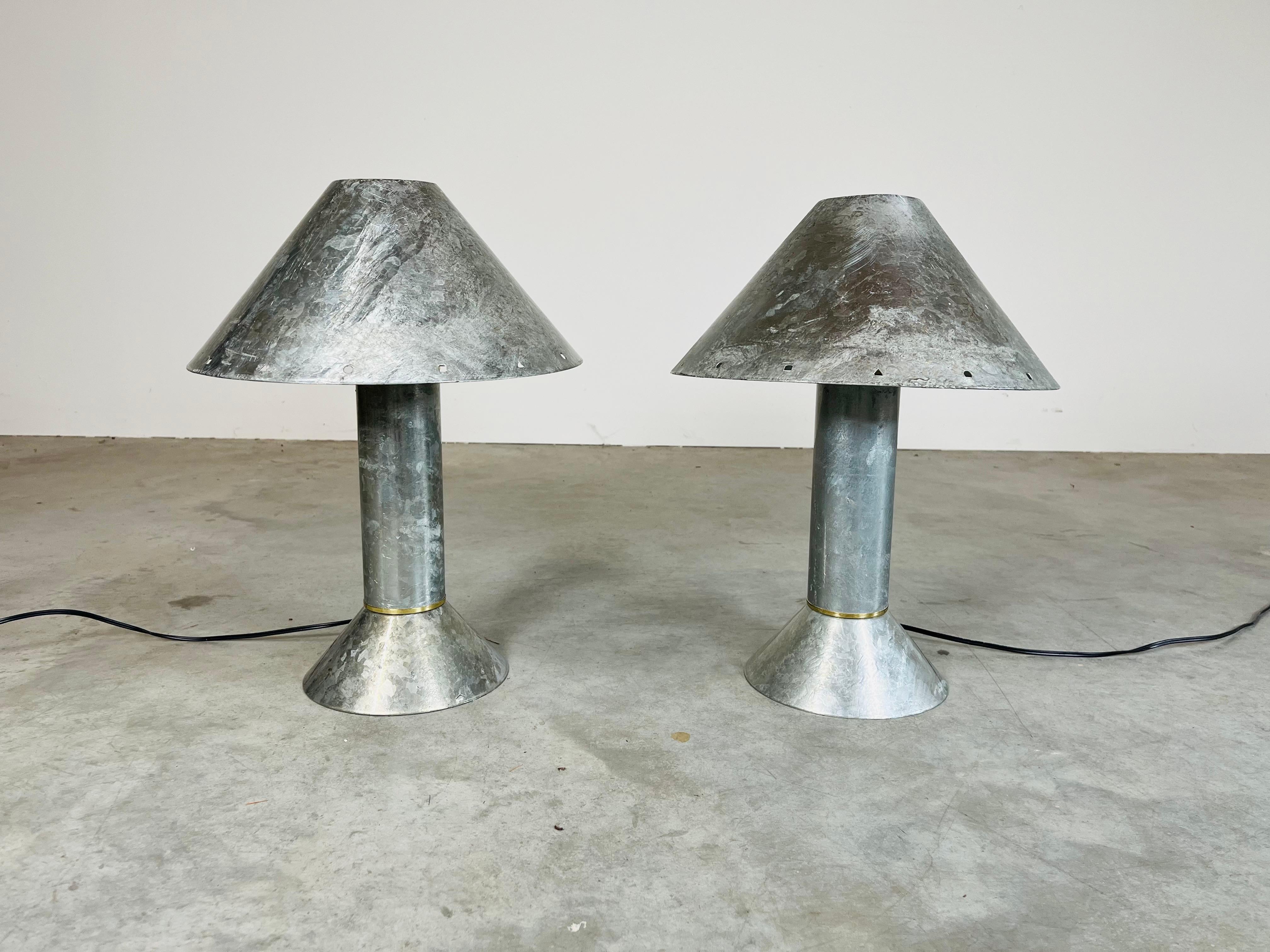 Industriel Rare paire de lampes de table industrielles modernes zinguées Ron Rezek Circa 1975 en vente