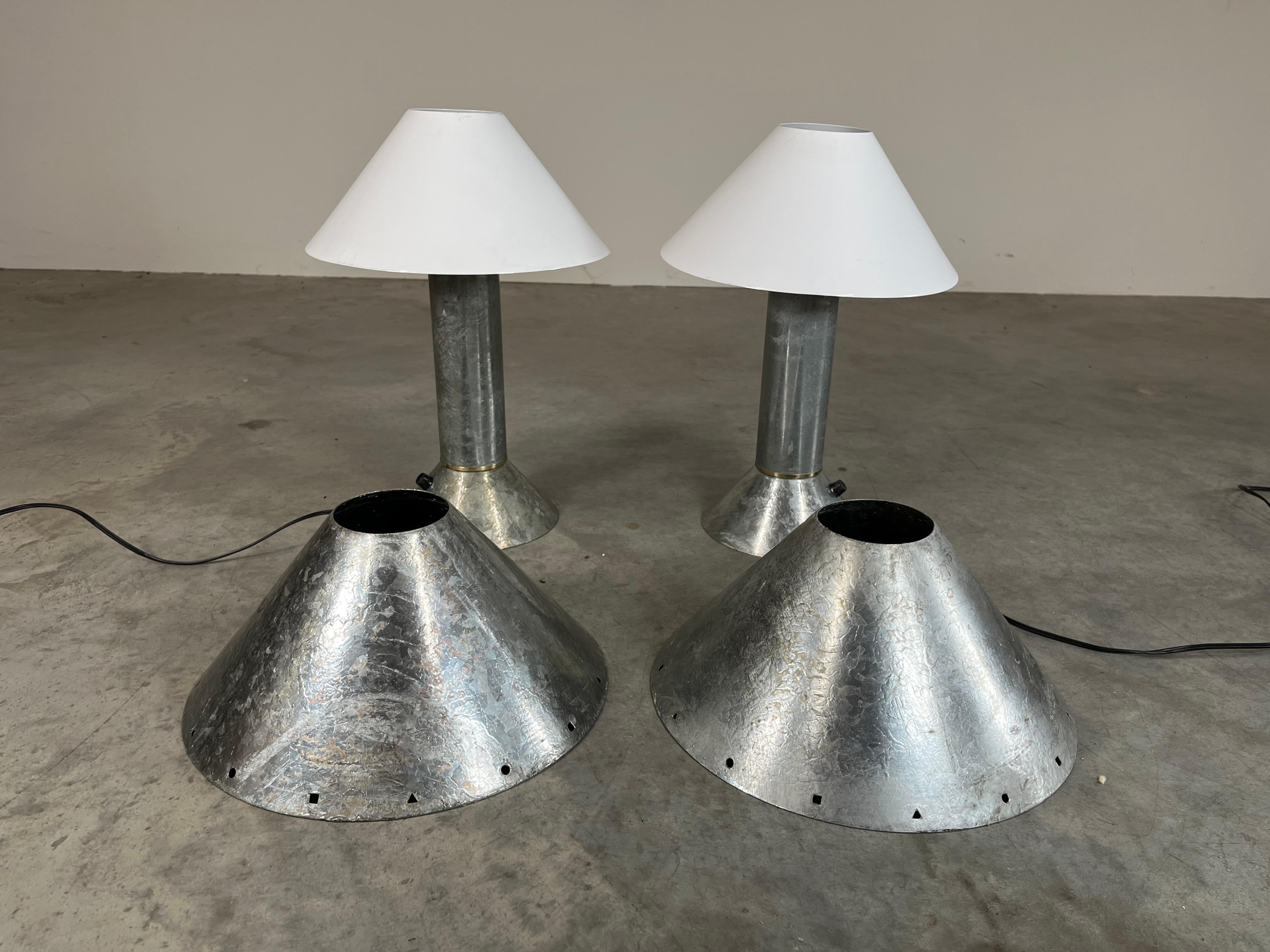 Laiton Rare paire de lampes de table industrielles modernes zinguées Ron Rezek Circa 1975 en vente