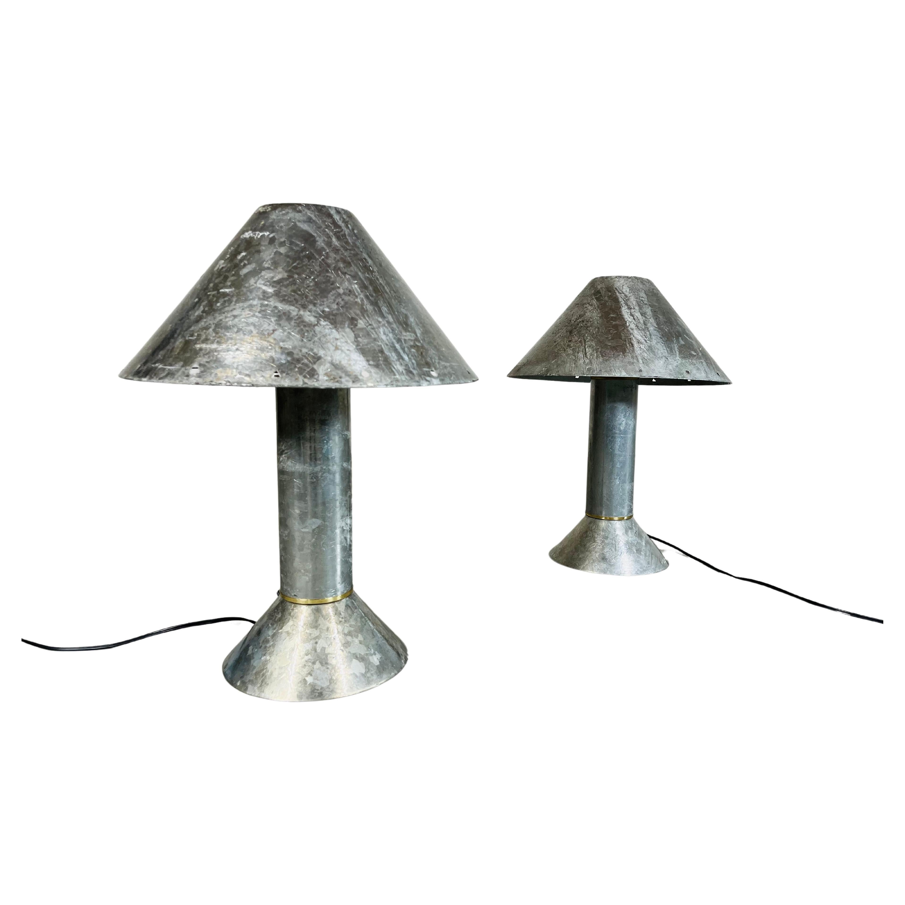 Rare paire de lampes de table industrielles modernes zinguées Ron Rezek Circa 1975 en vente
