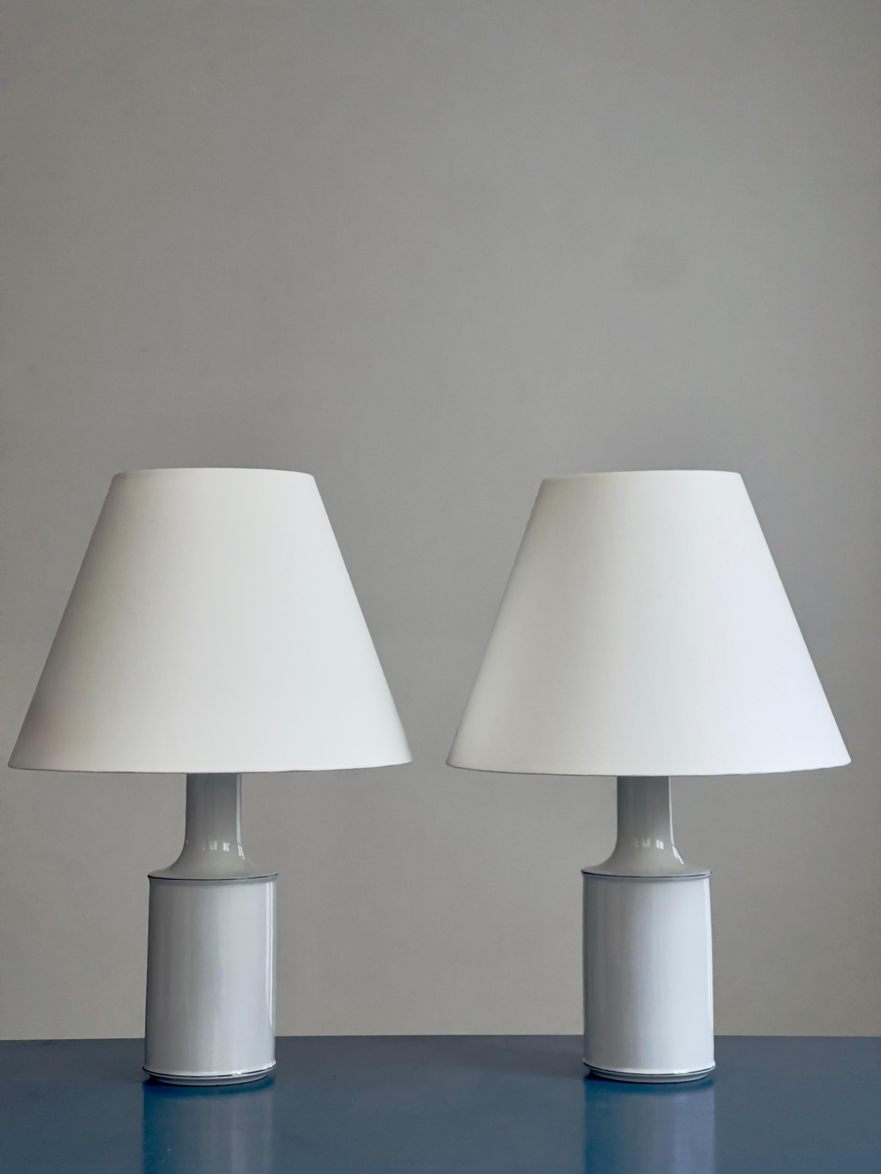 Postmoderne Rare paire de lampes de table en porcelaine 