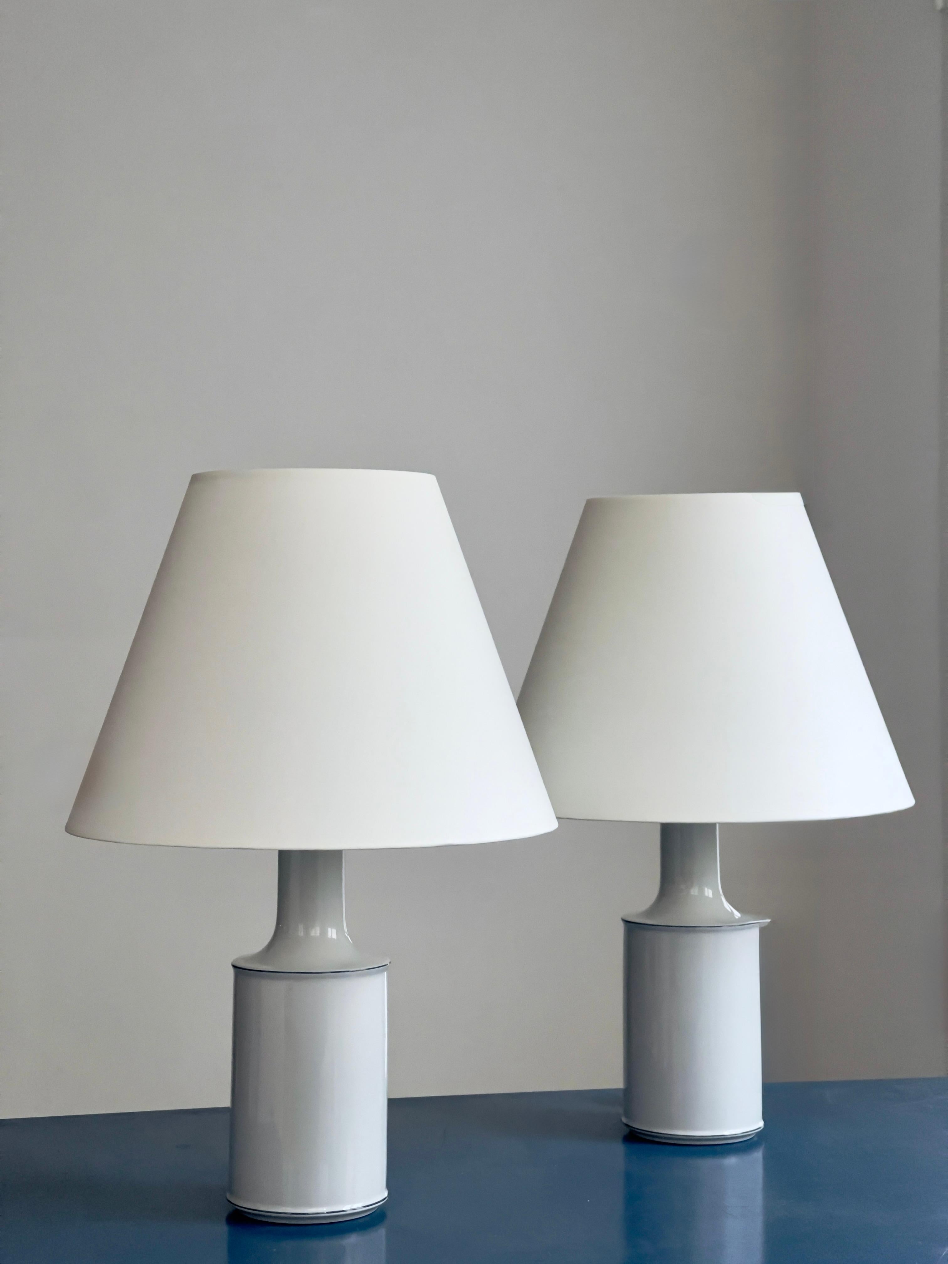 Porcelaine Rare paire de lampes de table en porcelaine 