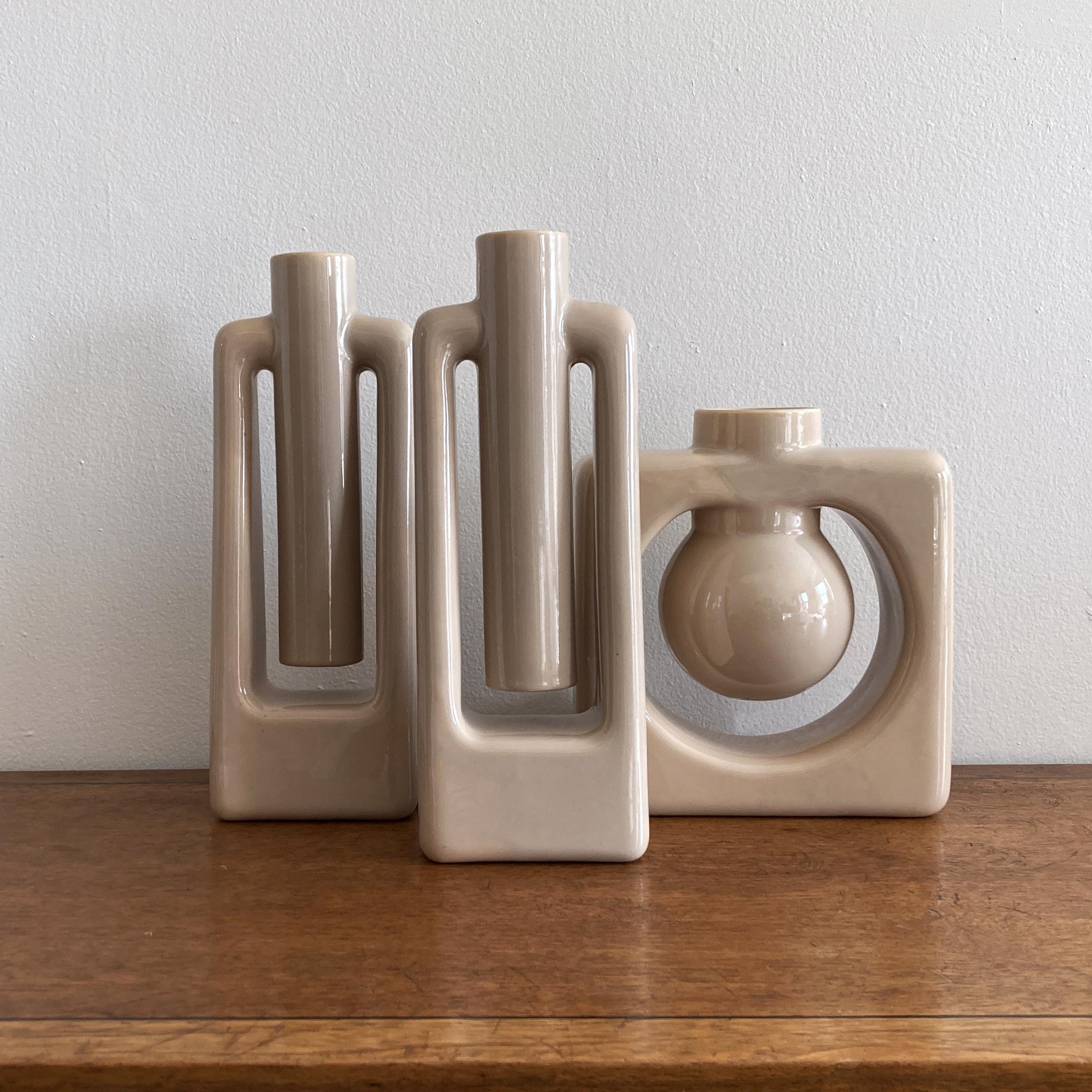 Paire de deux vases postmodernes abstraits beiges écru de Haeger en vente 2