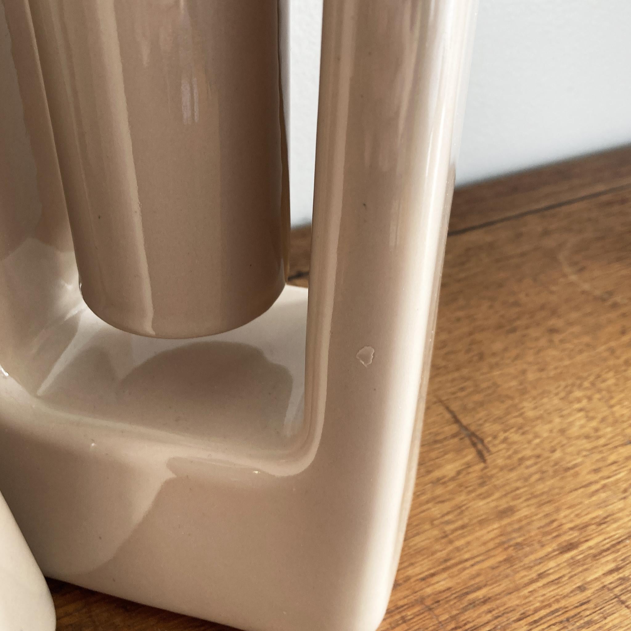 Paire de deux vases postmodernes abstraits beiges écru de Haeger en vente 7