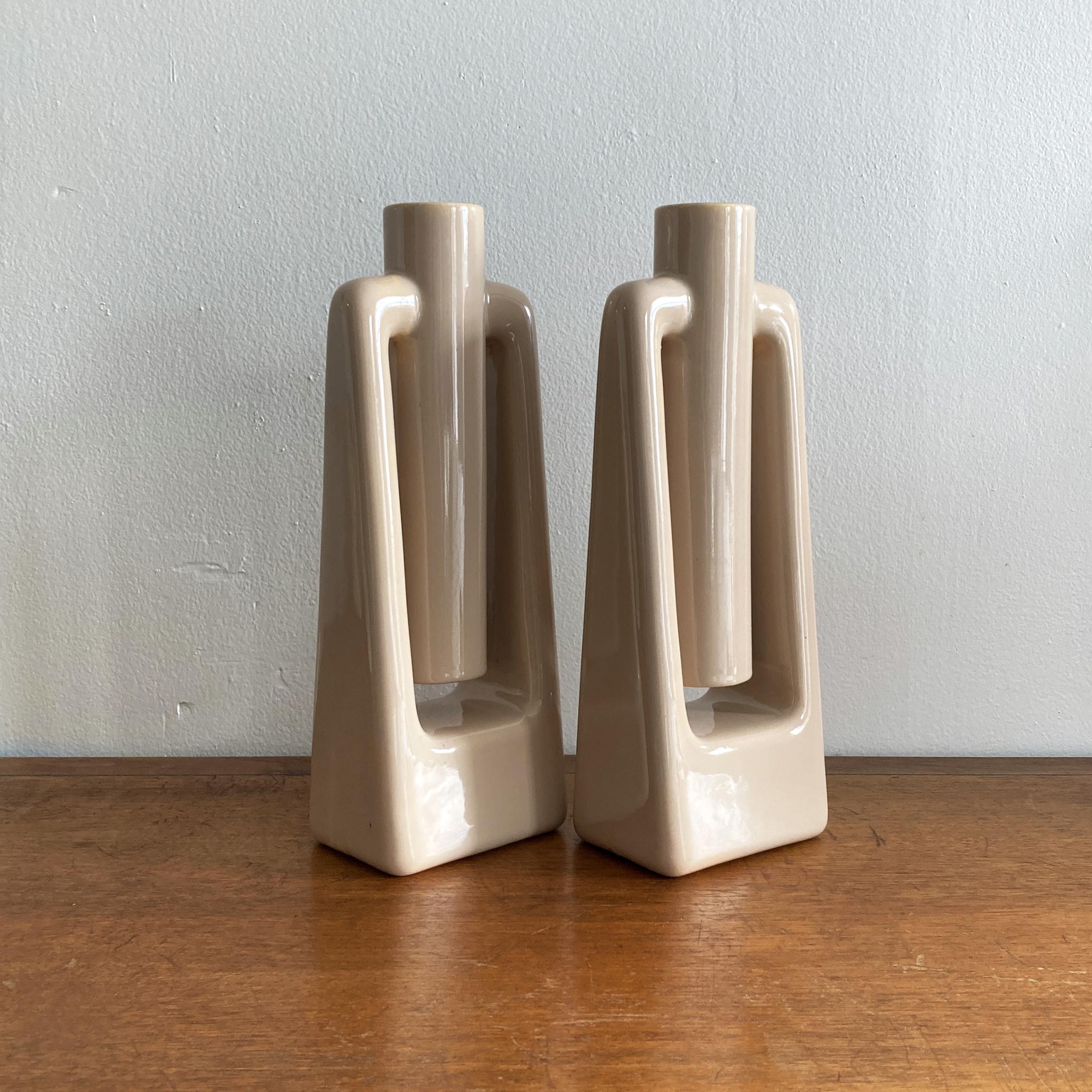 Postmoderne Paire de deux vases postmodernes abstraits beiges écru de Haeger en vente