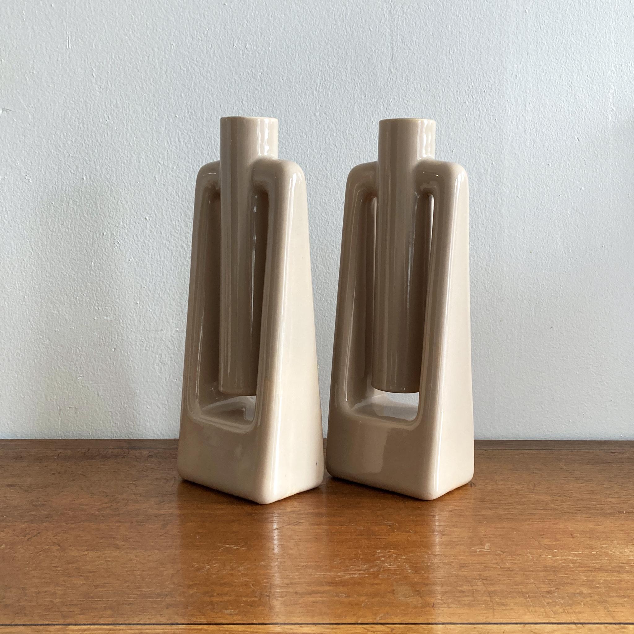 Vernissé Paire de deux vases postmodernes abstraits beiges écru de Haeger en vente