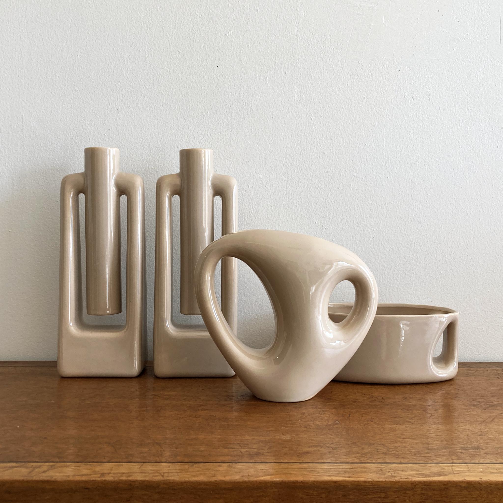 Céramique Paire de deux vases postmodernes abstraits beiges écru de Haeger en vente